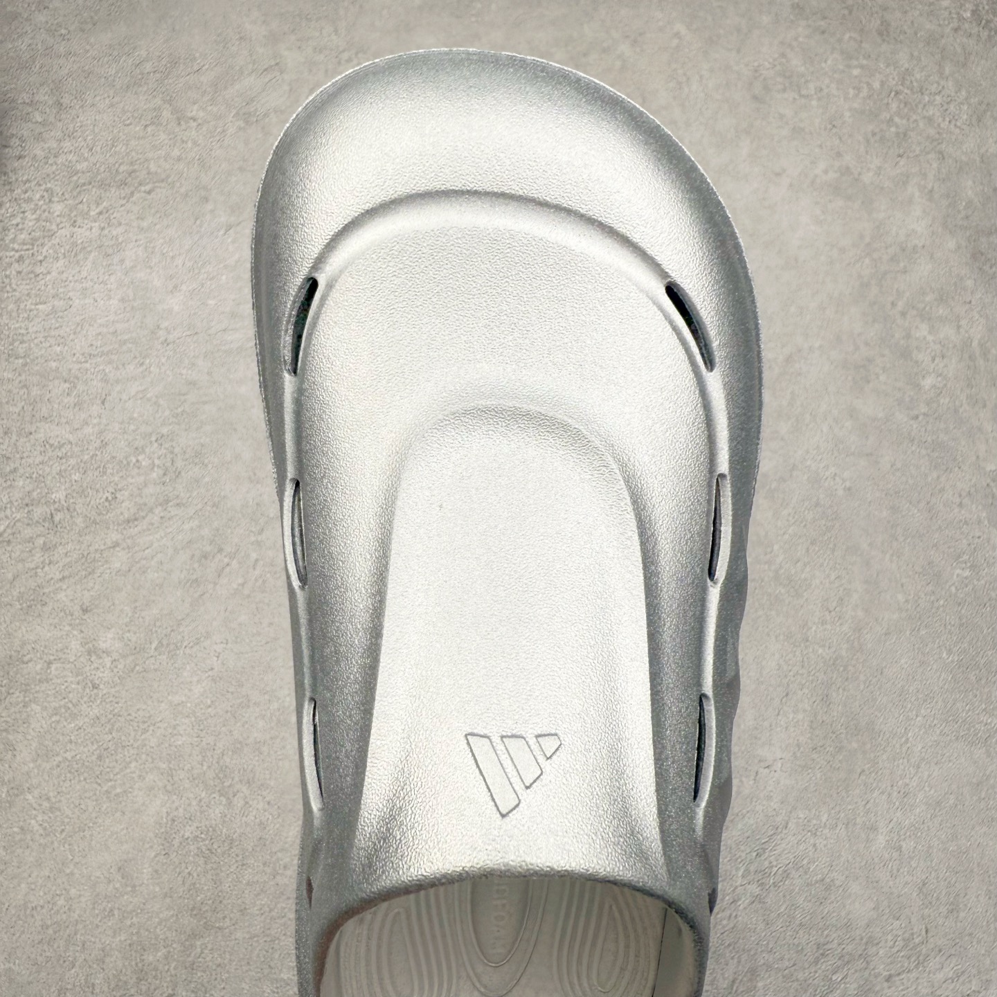 图片[4]-AD OZWAVE CLOG 舒适时尚防磨防滑包头洞洞鞋拖鞋 JR6757 设计灵感来源于经典复古鞋型 两侧三道杠、鞋面流畅的线条，勾勒出富有未来感的廓形。鞋面排布有透气孔，既保留了复古韵味，又不失夏日清凉。采用一脚蹬无鞋带的设计，像是户外涉水，城市通勤都能拿捏，并且也比较好打理。宽大的鞋底配合锯齿元素，极具造型感，满足防滑的同时，上脚也足够有辨识度。整双鞋是饱满的廓形轮廓，搭配厚底造型，除了对裤装有一定的承托作用，也有不俗的增高效果。尺码：36 36⅔ 37⅓ 38 38⅔ 39⅓ 40 40⅔ 41⅓ 42 42⅔ 43⅓ 44 45-选品中心