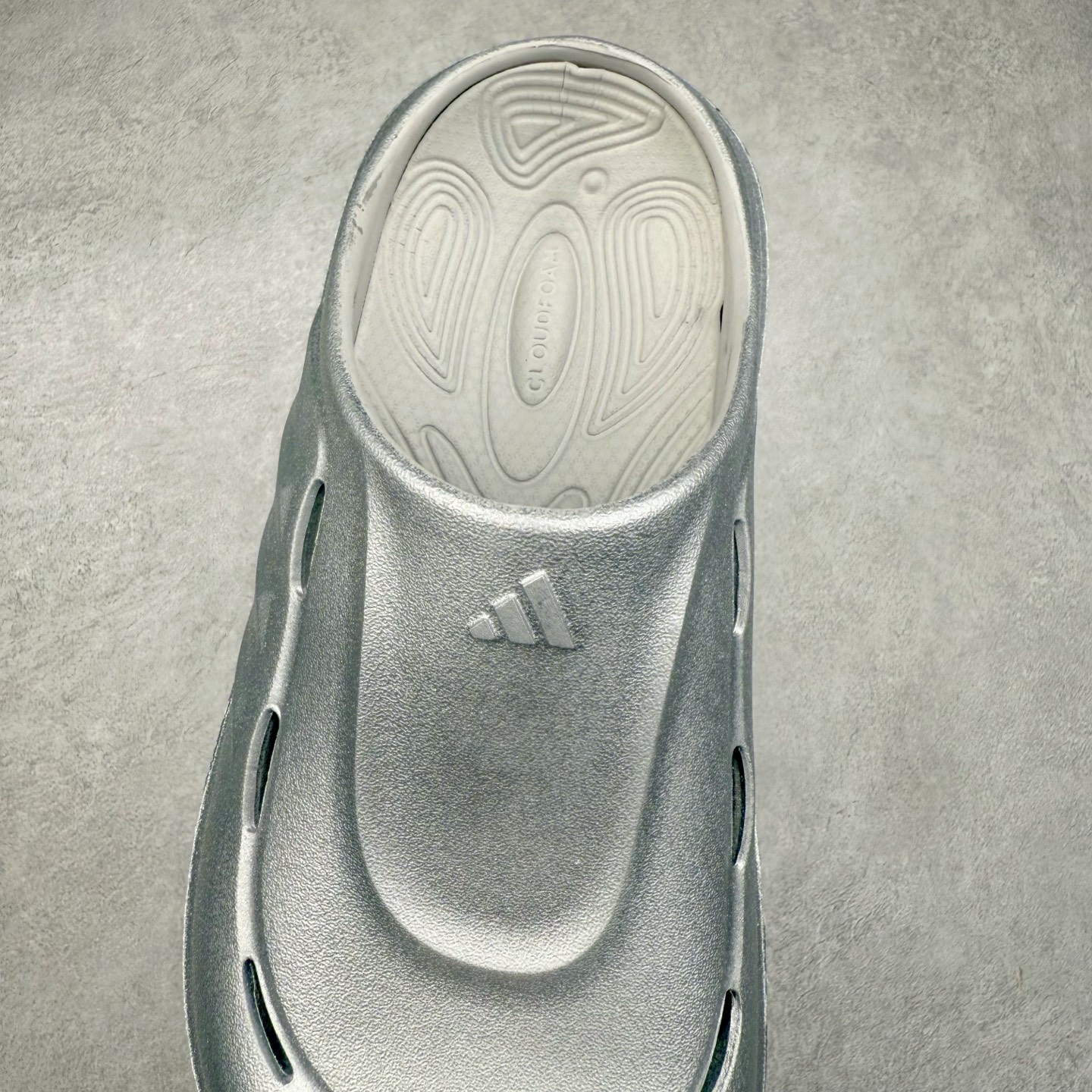 图片[5]-AD OZWAVE CLOG 舒适时尚防磨防滑包头洞洞鞋拖鞋 JR6757 设计灵感来源于经典复古鞋型 两侧三道杠、鞋面流畅的线条，勾勒出富有未来感的廓形。鞋面排布有透气孔，既保留了复古韵味，又不失夏日清凉。采用一脚蹬无鞋带的设计，像是户外涉水，城市通勤都能拿捏，并且也比较好打理。宽大的鞋底配合锯齿元素，极具造型感，满足防滑的同时，上脚也足够有辨识度。整双鞋是饱满的廓形轮廓，搭配厚底造型，除了对裤装有一定的承托作用，也有不俗的增高效果。尺码：36 36⅔ 37⅓ 38 38⅔ 39⅓ 40 40⅔ 41⅓ 42 42⅔ 43⅓ 44 45-选品中心