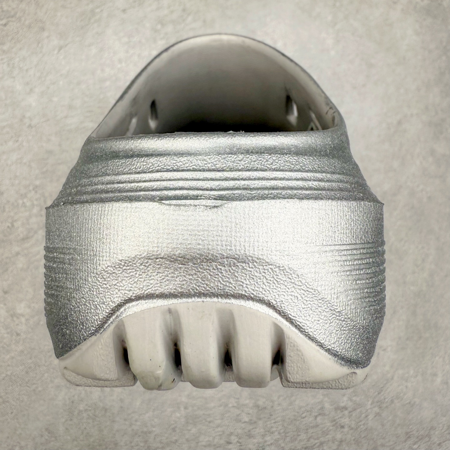 图片[8]-AD OZWAVE CLOG 舒适时尚防磨防滑包头洞洞鞋拖鞋 JR6757 设计灵感来源于经典复古鞋型 两侧三道杠、鞋面流畅的线条，勾勒出富有未来感的廓形。鞋面排布有透气孔，既保留了复古韵味，又不失夏日清凉。采用一脚蹬无鞋带的设计，像是户外涉水，城市通勤都能拿捏，并且也比较好打理。宽大的鞋底配合锯齿元素，极具造型感，满足防滑的同时，上脚也足够有辨识度。整双鞋是饱满的廓形轮廓，搭配厚底造型，除了对裤装有一定的承托作用，也有不俗的增高效果。尺码：36 36⅔ 37⅓ 38 38⅔ 39⅓ 40 40⅔ 41⅓ 42 42⅔ 43⅓ 44 45-选品中心