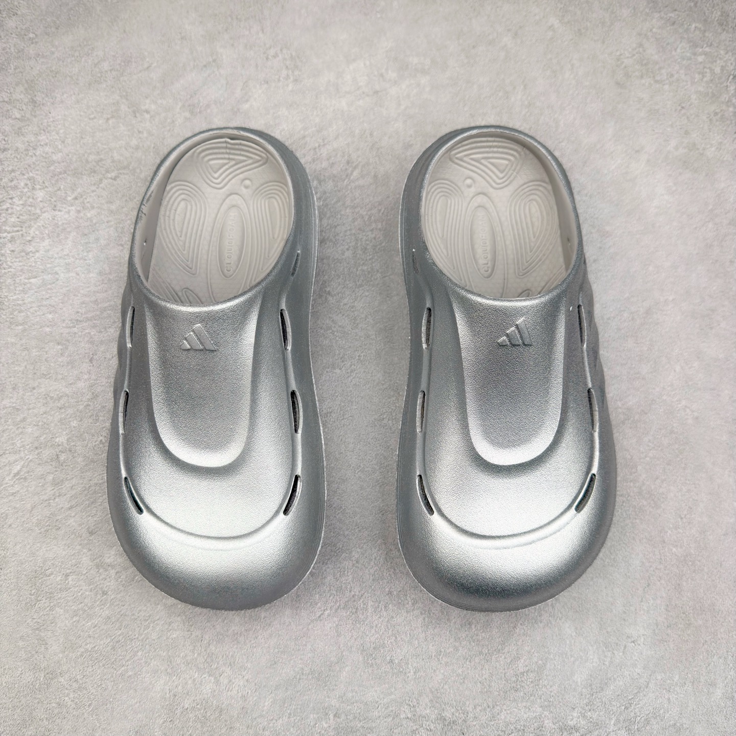 图片[2]-AD OZWAVE CLOG 舒适时尚防磨防滑包头洞洞鞋拖鞋 JR6757 设计灵感来源于经典复古鞋型 两侧三道杠、鞋面流畅的线条，勾勒出富有未来感的廓形。鞋面排布有透气孔，既保留了复古韵味，又不失夏日清凉。采用一脚蹬无鞋带的设计，像是户外涉水，城市通勤都能拿捏，并且也比较好打理。宽大的鞋底配合锯齿元素，极具造型感，满足防滑的同时，上脚也足够有辨识度。整双鞋是饱满的廓形轮廓，搭配厚底造型，除了对裤装有一定的承托作用，也有不俗的增高效果。尺码：36 36⅔ 37⅓ 38 38⅔ 39⅓ 40 40⅔ 41⅓ 42 42⅔ 43⅓ 44 45-选品中心