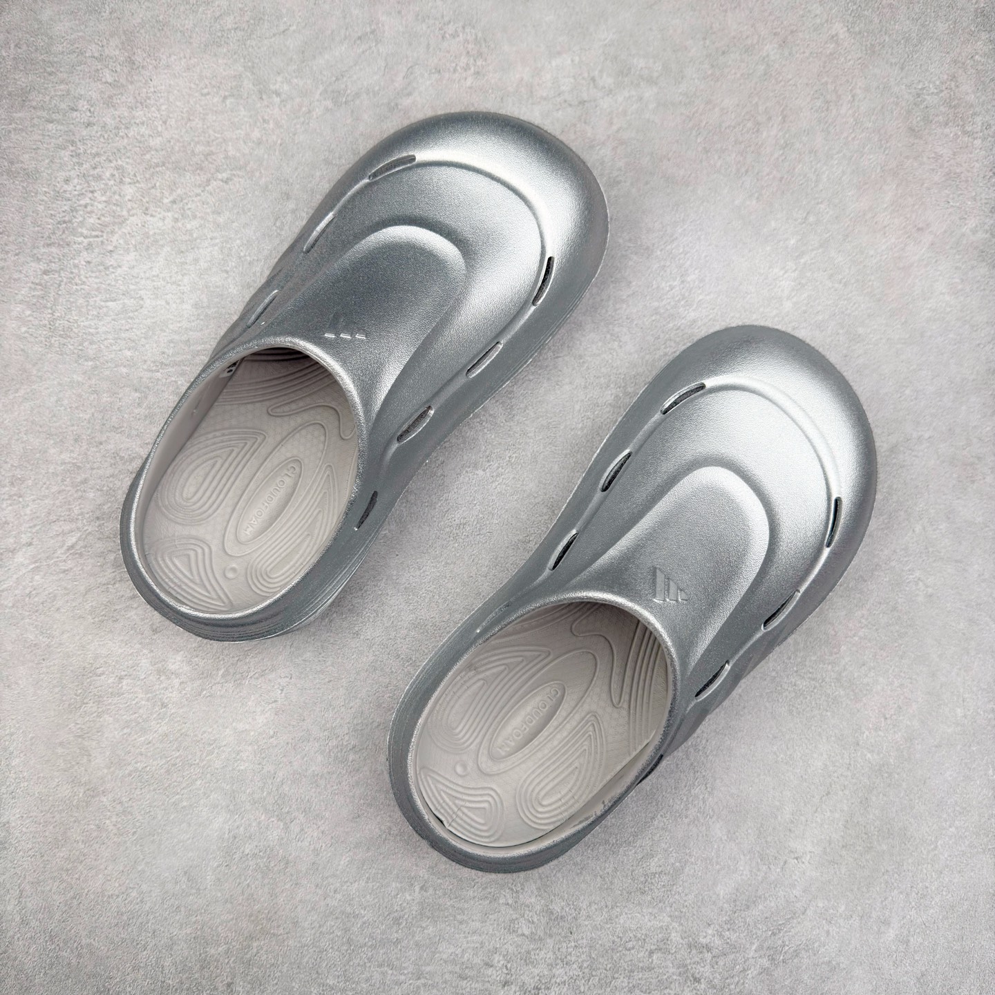 图片[3]-AD OZWAVE CLOG 舒适时尚防磨防滑包头洞洞鞋拖鞋 JR6757 设计灵感来源于经典复古鞋型 两侧三道杠、鞋面流畅的线条，勾勒出富有未来感的廓形。鞋面排布有透气孔，既保留了复古韵味，又不失夏日清凉。采用一脚蹬无鞋带的设计，像是户外涉水，城市通勤都能拿捏，并且也比较好打理。宽大的鞋底配合锯齿元素，极具造型感，满足防滑的同时，上脚也足够有辨识度。整双鞋是饱满的廓形轮廓，搭配厚底造型，除了对裤装有一定的承托作用，也有不俗的增高效果。尺码：36 36⅔ 37⅓ 38 38⅔ 39⅓ 40 40⅔ 41⅓ 42 42⅔ 43⅓ 44 45-选品中心