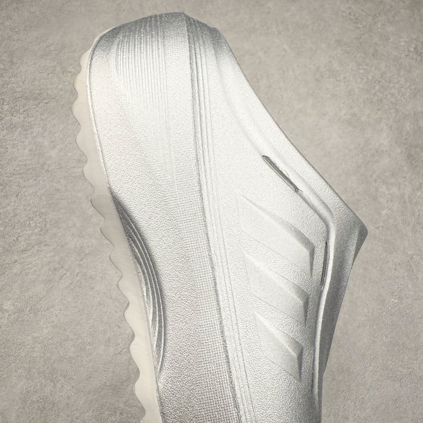 图片[6]-AD OZWAVE CLOG 舒适时尚防磨防滑包头洞洞鞋拖鞋 JR6757 设计灵感来源于经典复古鞋型 两侧三道杠、鞋面流畅的线条，勾勒出富有未来感的廓形。鞋面排布有透气孔，既保留了复古韵味，又不失夏日清凉。采用一脚蹬无鞋带的设计，像是户外涉水，城市通勤都能拿捏，并且也比较好打理。宽大的鞋底配合锯齿元素，极具造型感，满足防滑的同时，上脚也足够有辨识度。整双鞋是饱满的廓形轮廓，搭配厚底造型，除了对裤装有一定的承托作用，也有不俗的增高效果。尺码：36 36⅔ 37⅓ 38 38⅔ 39⅓ 40 40⅔ 41⅓ 42 42⅔ 43⅓ 44 45-选品中心