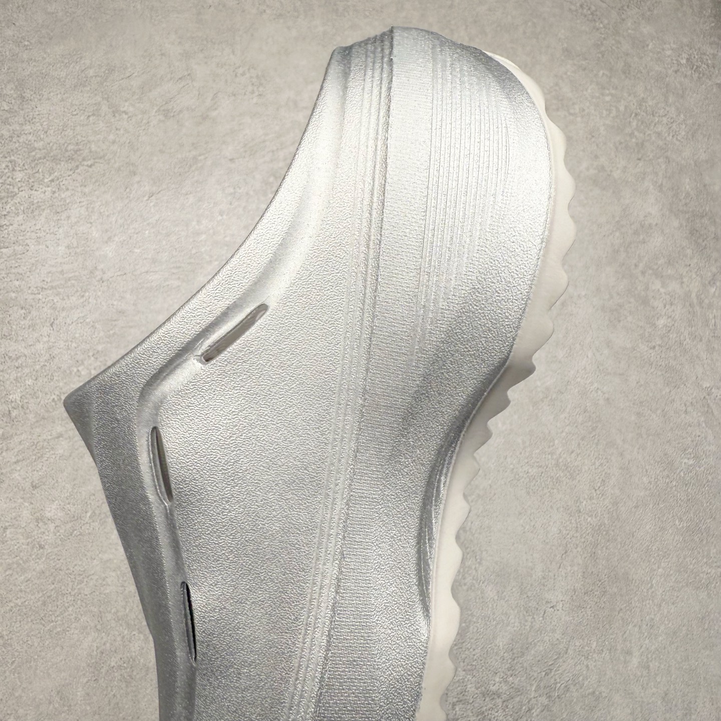 图片[7]-AD OZWAVE CLOG 舒适时尚防磨防滑包头洞洞鞋拖鞋 JR6757 设计灵感来源于经典复古鞋型 两侧三道杠、鞋面流畅的线条，勾勒出富有未来感的廓形。鞋面排布有透气孔，既保留了复古韵味，又不失夏日清凉。采用一脚蹬无鞋带的设计，像是户外涉水，城市通勤都能拿捏，并且也比较好打理。宽大的鞋底配合锯齿元素，极具造型感，满足防滑的同时，上脚也足够有辨识度。整双鞋是饱满的廓形轮廓，搭配厚底造型，除了对裤装有一定的承托作用，也有不俗的增高效果。尺码：36 36⅔ 37⅓ 38 38⅔ 39⅓ 40 40⅔ 41⅓ 42 42⅔ 43⅓ 44 45-选品中心