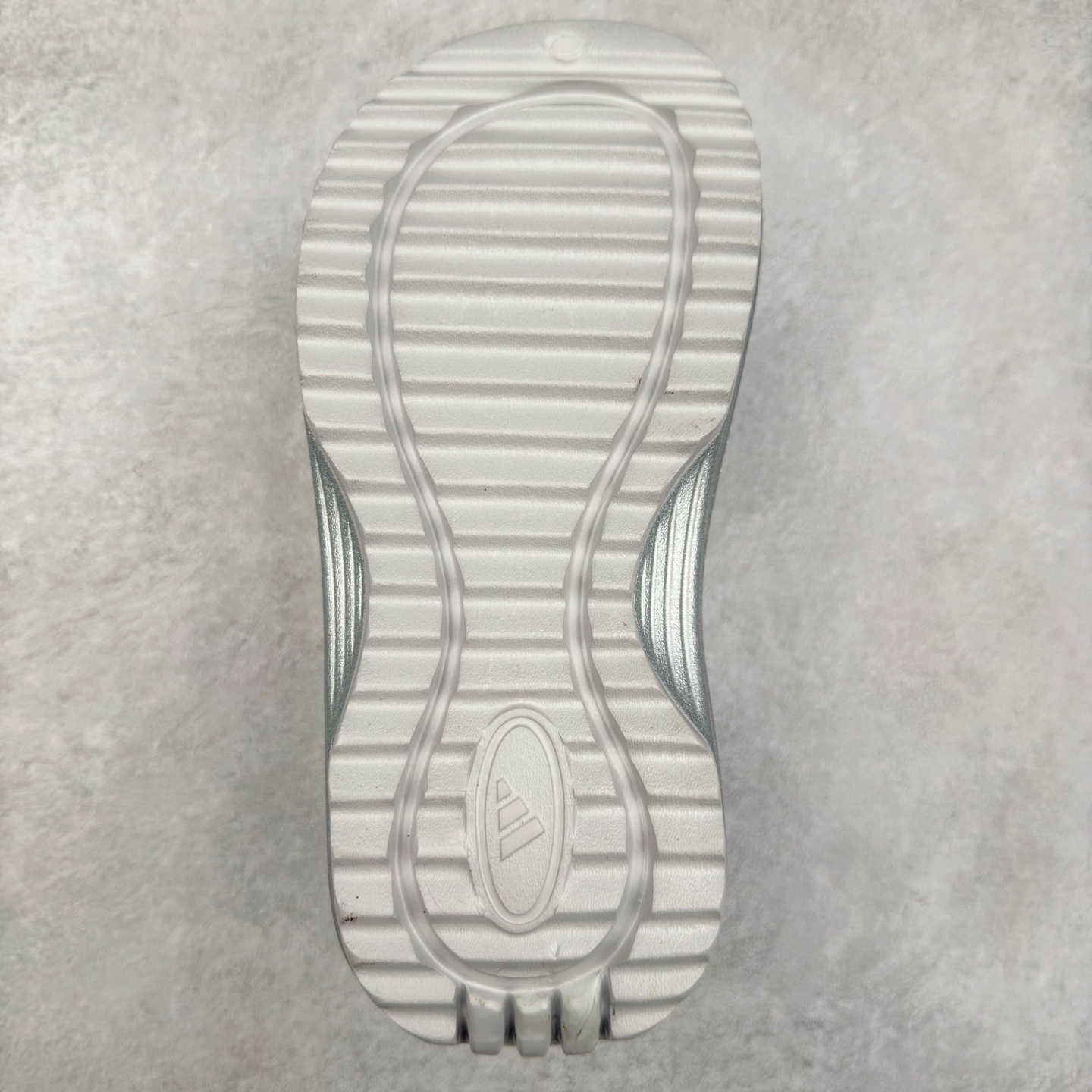 图片[9]-AD OZWAVE CLOG 舒适时尚防磨防滑包头洞洞鞋拖鞋 JR6757 设计灵感来源于经典复古鞋型 两侧三道杠、鞋面流畅的线条，勾勒出富有未来感的廓形。鞋面排布有透气孔，既保留了复古韵味，又不失夏日清凉。采用一脚蹬无鞋带的设计，像是户外涉水，城市通勤都能拿捏，并且也比较好打理。宽大的鞋底配合锯齿元素，极具造型感，满足防滑的同时，上脚也足够有辨识度。整双鞋是饱满的廓形轮廓，搭配厚底造型，除了对裤装有一定的承托作用，也有不俗的增高效果。尺码：36 36⅔ 37⅓ 38 38⅔ 39⅓ 40 40⅔ 41⅓ 42 42⅔ 43⅓ 44 45-选品中心