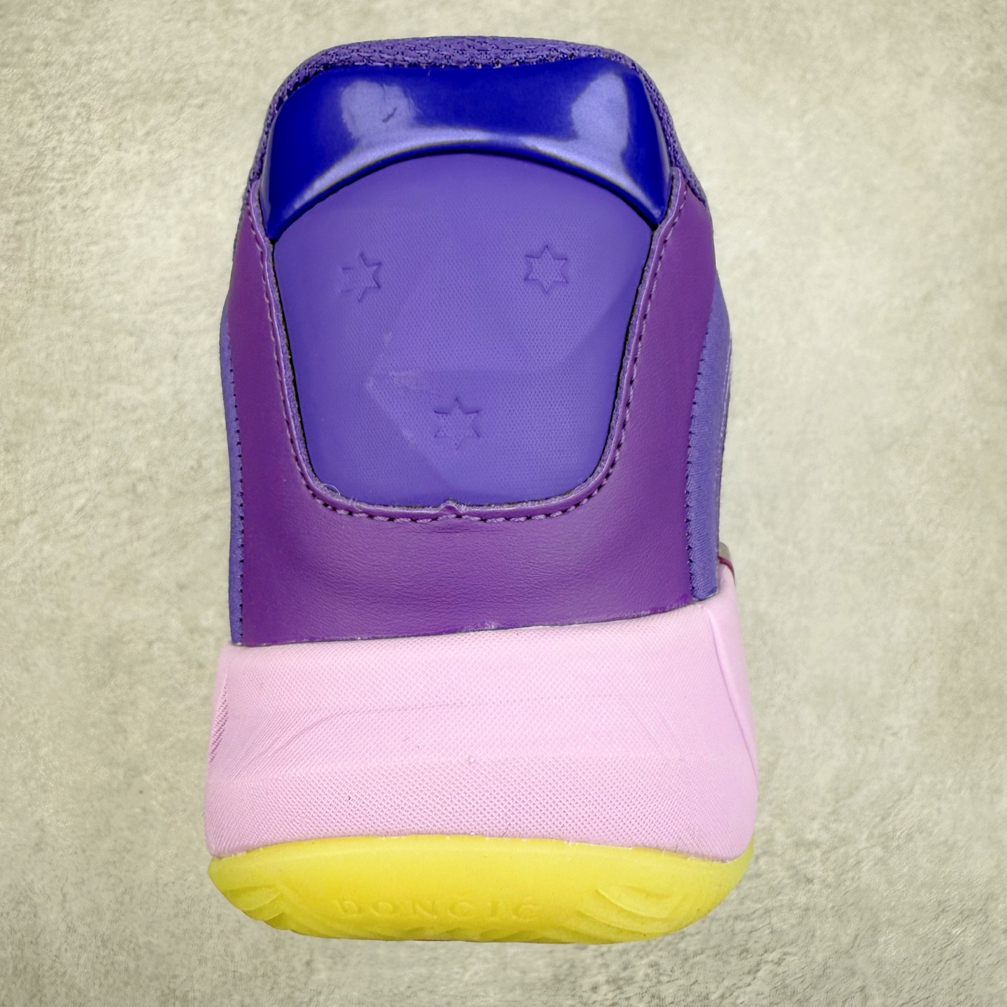 图片[7]-Jordan Luka 4 卢卡东契奇签名实战舒适时尚减震防滑低帮篮球鞋 首先，中底方面，在保持全掌 Cushlon 3.0 的基础上，首次在前掌加入了一块 Zoom Air 气垫，进一步提升响应反馈。除此之外，作为每一代 Luka 签名鞋都会拥有的标志性科技，IsoPlate 本次也进行优化，为东契奇在赛场上摆脱防守、寻求突破空间、施展拿手的后撤步，提供了可靠的稳定保障。鞋面采用从 Luka 1 升级而来的 Flightwire 技术，在保证球鞋透气性的同时，在关键部位进行线条支撑补强，给予双脚更加扎实的包裹。除此之外，外底也采用全新科技，相比我们熟悉的 XDR 橡胶，在保持出色耐用性与抓地力的同时，重量更轻。后跟部位的立体盾型位置，点缀有同样呼应斯洛文尼亚国徽的三颗星星。加之鞋舌部位，在类似斑驳质感的皮料上，刺绣有醒目的东契奇个人 Logo 刺绣，突显个人签名鞋的专属身份。尺码：40 40.5 41 42 42.5 43 44 44.5 45 46-选品中心