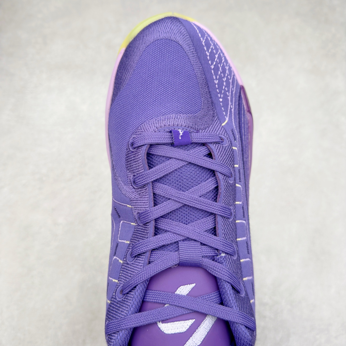 图片[4]-Jordan Luka 4 卢卡东契奇签名实战舒适时尚减震防滑低帮篮球鞋 首先，中底方面，在保持全掌 Cushlon 3.0 的基础上，首次在前掌加入了一块 Zoom Air 气垫，进一步提升响应反馈。除此之外，作为每一代 Luka 签名鞋都会拥有的标志性科技，IsoPlate 本次也进行优化，为东契奇在赛场上摆脱防守、寻求突破空间、施展拿手的后撤步，提供了可靠的稳定保障。鞋面采用从 Luka 1 升级而来的 Flightwire 技术，在保证球鞋透气性的同时，在关键部位进行线条支撑补强，给予双脚更加扎实的包裹。除此之外，外底也采用全新科技，相比我们熟悉的 XDR 橡胶，在保持出色耐用性与抓地力的同时，重量更轻。后跟部位的立体盾型位置，点缀有同样呼应斯洛文尼亚国徽的三颗星星。加之鞋舌部位，在类似斑驳质感的皮料上，刺绣有醒目的东契奇个人 Logo 刺绣，突显个人签名鞋的专属身份。尺码：40 40.5 41 42 42.5 43 44 44.5 45 46-选品中心