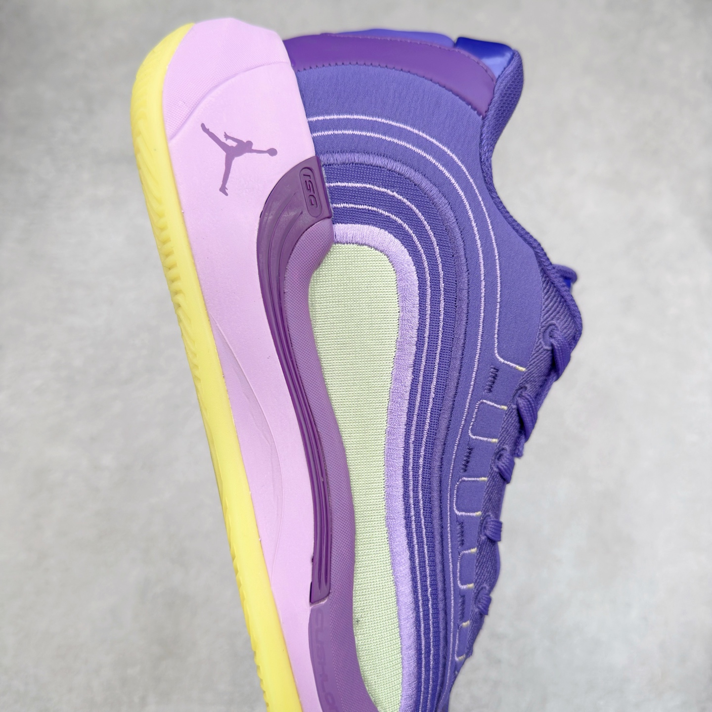 图片[5]-Jordan Luka 4 卢卡东契奇签名实战舒适时尚减震防滑低帮篮球鞋 首先，中底方面，在保持全掌 Cushlon 3.0 的基础上，首次在前掌加入了一块 Zoom Air 气垫，进一步提升响应反馈。除此之外，作为每一代 Luka 签名鞋都会拥有的标志性科技，IsoPlate 本次也进行优化，为东契奇在赛场上摆脱防守、寻求突破空间、施展拿手的后撤步，提供了可靠的稳定保障。鞋面采用从 Luka 1 升级而来的 Flightwire 技术，在保证球鞋透气性的同时，在关键部位进行线条支撑补强，给予双脚更加扎实的包裹。除此之外，外底也采用全新科技，相比我们熟悉的 XDR 橡胶，在保持出色耐用性与抓地力的同时，重量更轻。后跟部位的立体盾型位置，点缀有同样呼应斯洛文尼亚国徽的三颗星星。加之鞋舌部位，在类似斑驳质感的皮料上，刺绣有醒目的东契奇个人 Logo 刺绣，突显个人签名鞋的专属身份。尺码：40 40.5 41 42 42.5 43 44 44.5 45 46-选品中心