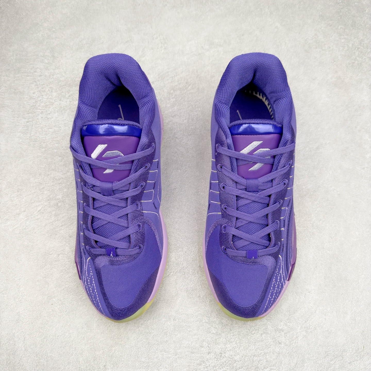 图片[2]-Jordan Luka 4 卢卡东契奇签名实战舒适时尚减震防滑低帮篮球鞋 首先，中底方面，在保持全掌 Cushlon 3.0 的基础上，首次在前掌加入了一块 Zoom Air 气垫，进一步提升响应反馈。除此之外，作为每一代 Luka 签名鞋都会拥有的标志性科技，IsoPlate 本次也进行优化，为东契奇在赛场上摆脱防守、寻求突破空间、施展拿手的后撤步，提供了可靠的稳定保障。鞋面采用从 Luka 1 升级而来的 Flightwire 技术，在保证球鞋透气性的同时，在关键部位进行线条支撑补强，给予双脚更加扎实的包裹。除此之外，外底也采用全新科技，相比我们熟悉的 XDR 橡胶，在保持出色耐用性与抓地力的同时，重量更轻。后跟部位的立体盾型位置，点缀有同样呼应斯洛文尼亚国徽的三颗星星。加之鞋舌部位，在类似斑驳质感的皮料上，刺绣有醒目的东契奇个人 Logo 刺绣，突显个人签名鞋的专属身份。尺码：40 40.5 41 42 42.5 43 44 44.5 45 46-选品中心