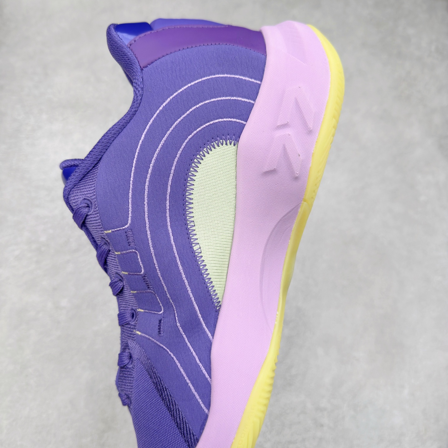 图片[6]-Jordan Luka 4 卢卡东契奇签名实战舒适时尚减震防滑低帮篮球鞋 首先，中底方面，在保持全掌 Cushlon 3.0 的基础上，首次在前掌加入了一块 Zoom Air 气垫，进一步提升响应反馈。除此之外，作为每一代 Luka 签名鞋都会拥有的标志性科技，IsoPlate 本次也进行优化，为东契奇在赛场上摆脱防守、寻求突破空间、施展拿手的后撤步，提供了可靠的稳定保障。鞋面采用从 Luka 1 升级而来的 Flightwire 技术，在保证球鞋透气性的同时，在关键部位进行线条支撑补强，给予双脚更加扎实的包裹。除此之外，外底也采用全新科技，相比我们熟悉的 XDR 橡胶，在保持出色耐用性与抓地力的同时，重量更轻。后跟部位的立体盾型位置，点缀有同样呼应斯洛文尼亚国徽的三颗星星。加之鞋舌部位，在类似斑驳质感的皮料上，刺绣有醒目的东契奇个人 Logo 刺绣，突显个人签名鞋的专属身份。尺码：40 40.5 41 42 42.5 43 44 44.5 45 46-选品中心