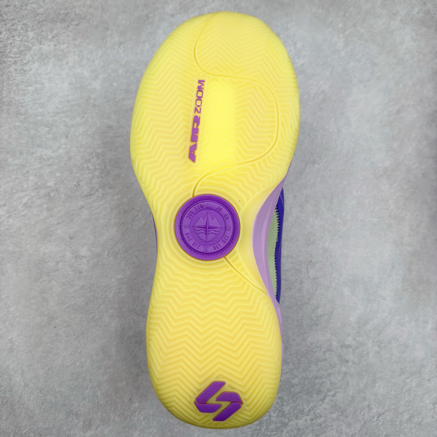 图片[8]-Jordan Luka 4 卢卡东契奇签名实战舒适时尚减震防滑低帮篮球鞋 首先，中底方面，在保持全掌 Cushlon 3.0 的基础上，首次在前掌加入了一块 Zoom Air 气垫，进一步提升响应反馈。除此之外，作为每一代 Luka 签名鞋都会拥有的标志性科技，IsoPlate 本次也进行优化，为东契奇在赛场上摆脱防守、寻求突破空间、施展拿手的后撤步，提供了可靠的稳定保障。鞋面采用从 Luka 1 升级而来的 Flightwire 技术，在保证球鞋透气性的同时，在关键部位进行线条支撑补强，给予双脚更加扎实的包裹。除此之外，外底也采用全新科技，相比我们熟悉的 XDR 橡胶，在保持出色耐用性与抓地力的同时，重量更轻。后跟部位的立体盾型位置，点缀有同样呼应斯洛文尼亚国徽的三颗星星。加之鞋舌部位，在类似斑驳质感的皮料上，刺绣有醒目的东契奇个人 Logo 刺绣，突显个人签名鞋的专属身份。尺码：40 40.5 41 42 42.5 43 44 44.5 45 46-选品中心