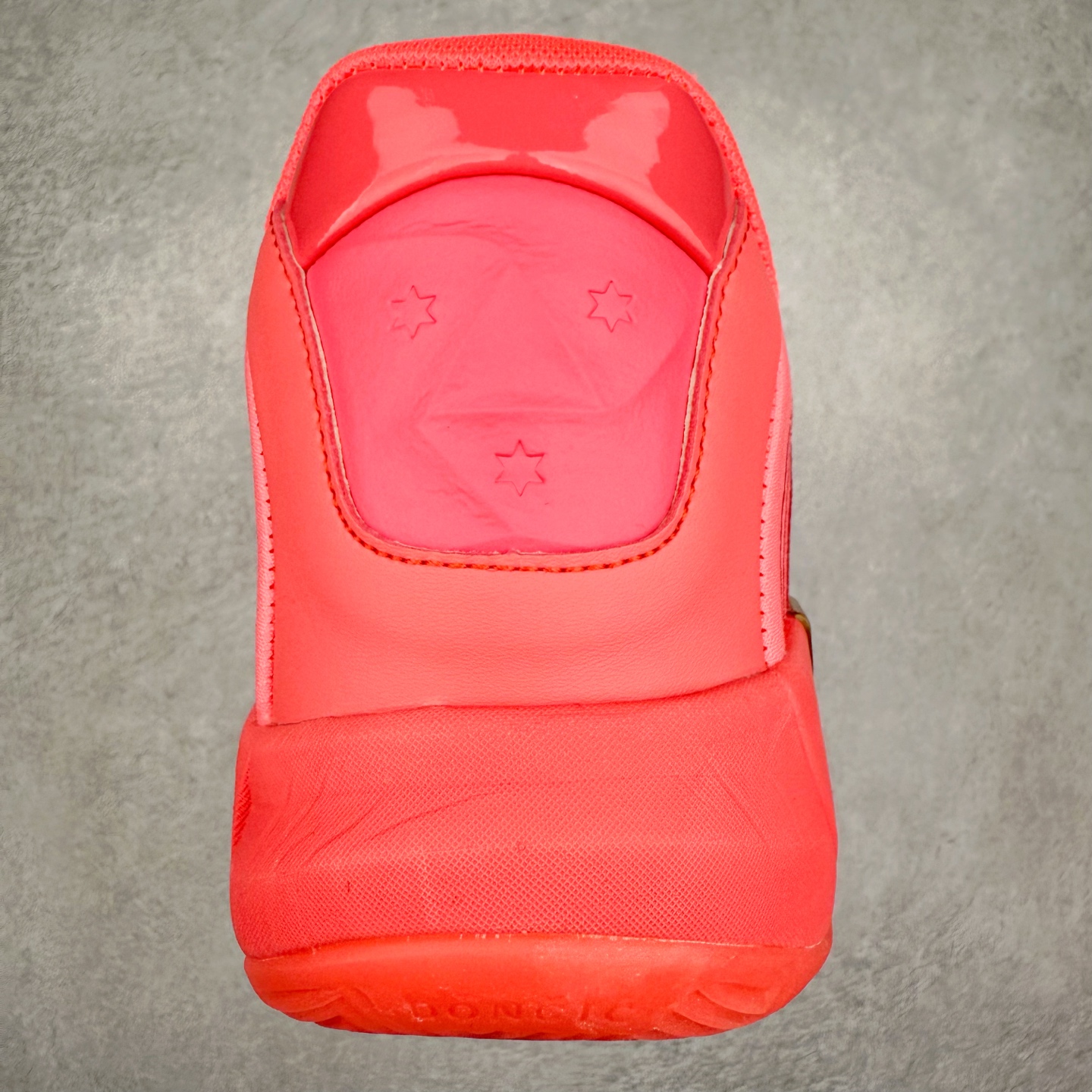 图片[8]-Jordan Luka 4 卢卡东契奇签名实战舒适时尚减震防滑低帮篮球鞋 首先，中底方面，在保持全掌 Cushlon 3.0 的基础上，首次在前掌加入了一块 Zoom Air 气垫，进一步提升响应反馈。除此之外，作为每一代 Luka 签名鞋都会拥有的标志性科技，IsoPlate 本次也进行优化，为东契奇在赛场上摆脱防守、寻求突破空间、施展拿手的后撤步，提供了可靠的稳定保障。鞋面采用从 Luka 1 升级而来的 Flightwire 技术，在保证球鞋透气性的同时，在关键部位进行线条支撑补强，给予双脚更加扎实的包裹。除此之外，外底也采用全新科技，相比我们熟悉的 XDR 橡胶，在保持出色耐用性与抓地力的同时，重量更轻。后跟部位的立体盾型位置，点缀有同样呼应斯洛文尼亚国徽的三颗星星。加之鞋舌部位，在类似斑驳质感的皮料上，刺绣有醒目的东契奇个人 Logo 刺绣，突显个人签名鞋的专属身份。尺码：40 40.5 41 42 42.5 43 44 44.5 45 46-选品中心