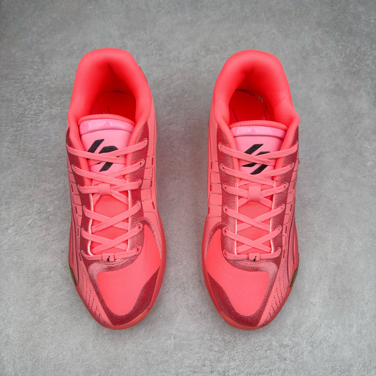 图片[2]-Jordan Luka 4 卢卡东契奇签名实战舒适时尚减震防滑低帮篮球鞋 首先，中底方面，在保持全掌 Cushlon 3.0 的基础上，首次在前掌加入了一块 Zoom Air 气垫，进一步提升响应反馈。除此之外，作为每一代 Luka 签名鞋都会拥有的标志性科技，IsoPlate 本次也进行优化，为东契奇在赛场上摆脱防守、寻求突破空间、施展拿手的后撤步，提供了可靠的稳定保障。鞋面采用从 Luka 1 升级而来的 Flightwire 技术，在保证球鞋透气性的同时，在关键部位进行线条支撑补强，给予双脚更加扎实的包裹。除此之外，外底也采用全新科技，相比我们熟悉的 XDR 橡胶，在保持出色耐用性与抓地力的同时，重量更轻。后跟部位的立体盾型位置，点缀有同样呼应斯洛文尼亚国徽的三颗星星。加之鞋舌部位，在类似斑驳质感的皮料上，刺绣有醒目的东契奇个人 Logo 刺绣，突显个人签名鞋的专属身份。尺码：40 40.5 41 42 42.5 43 44 44.5 45 46-选品中心