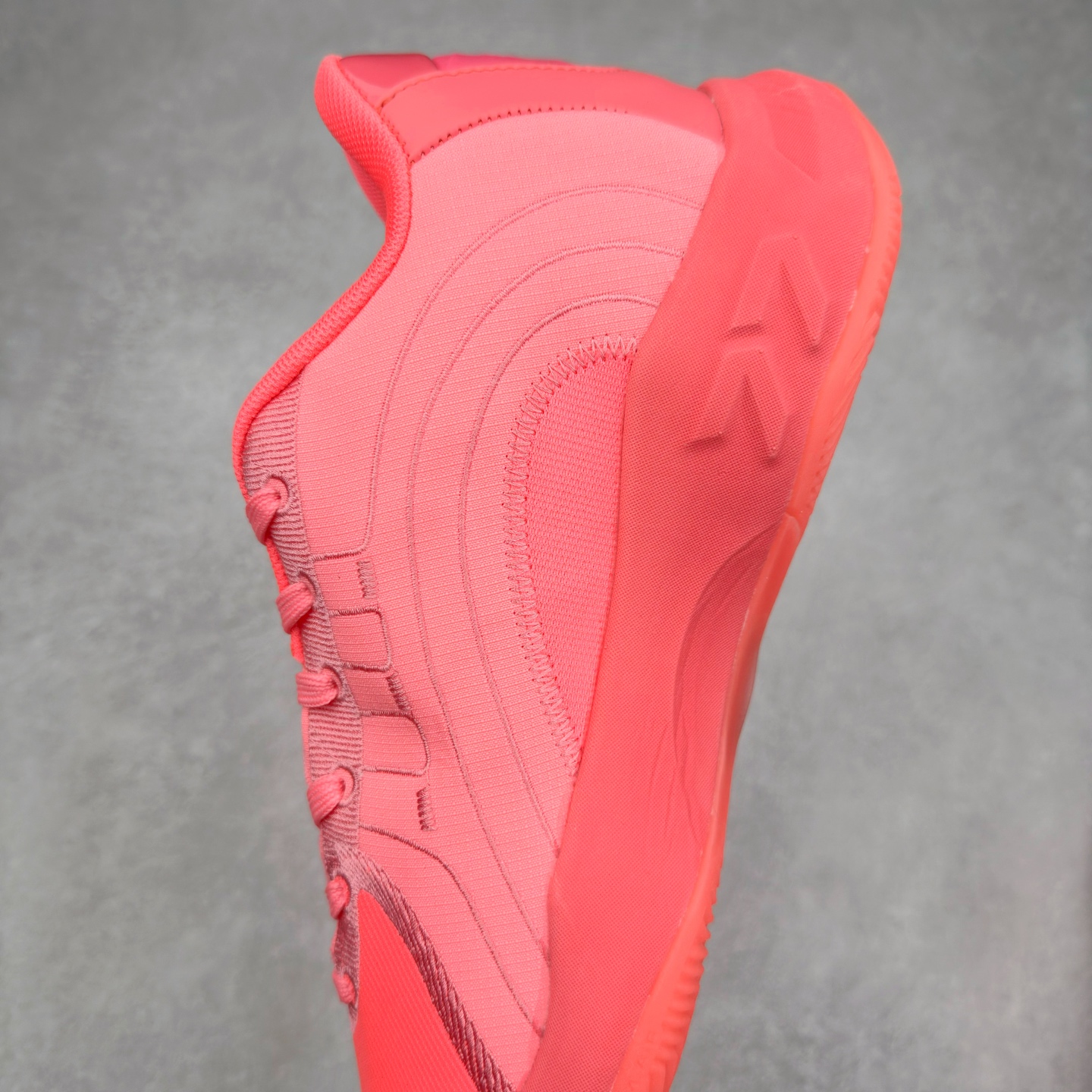 图片[7]-Jordan Luka 4 卢卡东契奇签名实战舒适时尚减震防滑低帮篮球鞋 首先，中底方面，在保持全掌 Cushlon 3.0 的基础上，首次在前掌加入了一块 Zoom Air 气垫，进一步提升响应反馈。除此之外，作为每一代 Luka 签名鞋都会拥有的标志性科技，IsoPlate 本次也进行优化，为东契奇在赛场上摆脱防守、寻求突破空间、施展拿手的后撤步，提供了可靠的稳定保障。鞋面采用从 Luka 1 升级而来的 Flightwire 技术，在保证球鞋透气性的同时，在关键部位进行线条支撑补强，给予双脚更加扎实的包裹。除此之外，外底也采用全新科技，相比我们熟悉的 XDR 橡胶，在保持出色耐用性与抓地力的同时，重量更轻。后跟部位的立体盾型位置，点缀有同样呼应斯洛文尼亚国徽的三颗星星。加之鞋舌部位，在类似斑驳质感的皮料上，刺绣有醒目的东契奇个人 Logo 刺绣，突显个人签名鞋的专属身份。尺码：40 40.5 41 42 42.5 43 44 44.5 45 46-选品中心