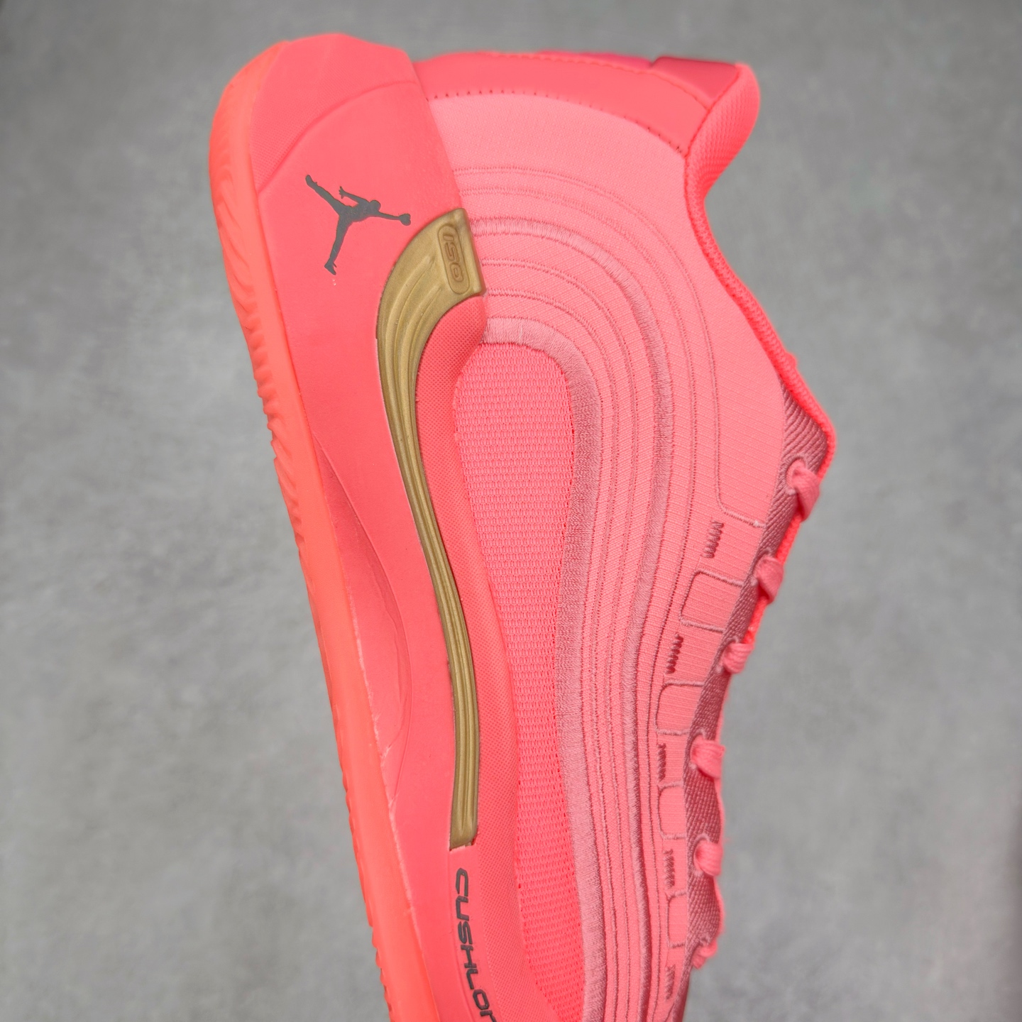 图片[6]-Jordan Luka 4 卢卡东契奇签名实战舒适时尚减震防滑低帮篮球鞋 首先，中底方面，在保持全掌 Cushlon 3.0 的基础上，首次在前掌加入了一块 Zoom Air 气垫，进一步提升响应反馈。除此之外，作为每一代 Luka 签名鞋都会拥有的标志性科技，IsoPlate 本次也进行优化，为东契奇在赛场上摆脱防守、寻求突破空间、施展拿手的后撤步，提供了可靠的稳定保障。鞋面采用从 Luka 1 升级而来的 Flightwire 技术，在保证球鞋透气性的同时，在关键部位进行线条支撑补强，给予双脚更加扎实的包裹。除此之外，外底也采用全新科技，相比我们熟悉的 XDR 橡胶，在保持出色耐用性与抓地力的同时，重量更轻。后跟部位的立体盾型位置，点缀有同样呼应斯洛文尼亚国徽的三颗星星。加之鞋舌部位，在类似斑驳质感的皮料上，刺绣有醒目的东契奇个人 Logo 刺绣，突显个人签名鞋的专属身份。尺码：40 40.5 41 42 42.5 43 44 44.5 45 46-选品中心