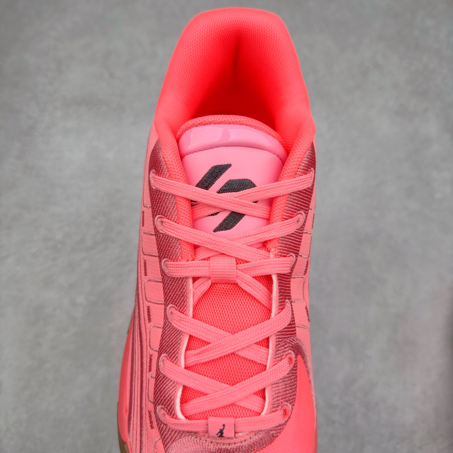 图片[5]-Jordan Luka 4 卢卡东契奇签名实战舒适时尚减震防滑低帮篮球鞋 首先，中底方面，在保持全掌 Cushlon 3.0 的基础上，首次在前掌加入了一块 Zoom Air 气垫，进一步提升响应反馈。除此之外，作为每一代 Luka 签名鞋都会拥有的标志性科技，IsoPlate 本次也进行优化，为东契奇在赛场上摆脱防守、寻求突破空间、施展拿手的后撤步，提供了可靠的稳定保障。鞋面采用从 Luka 1 升级而来的 Flightwire 技术，在保证球鞋透气性的同时，在关键部位进行线条支撑补强，给予双脚更加扎实的包裹。除此之外，外底也采用全新科技，相比我们熟悉的 XDR 橡胶，在保持出色耐用性与抓地力的同时，重量更轻。后跟部位的立体盾型位置，点缀有同样呼应斯洛文尼亚国徽的三颗星星。加之鞋舌部位，在类似斑驳质感的皮料上，刺绣有醒目的东契奇个人 Logo 刺绣，突显个人签名鞋的专属身份。尺码：40 40.5 41 42 42.5 43 44 44.5 45 46-选品中心