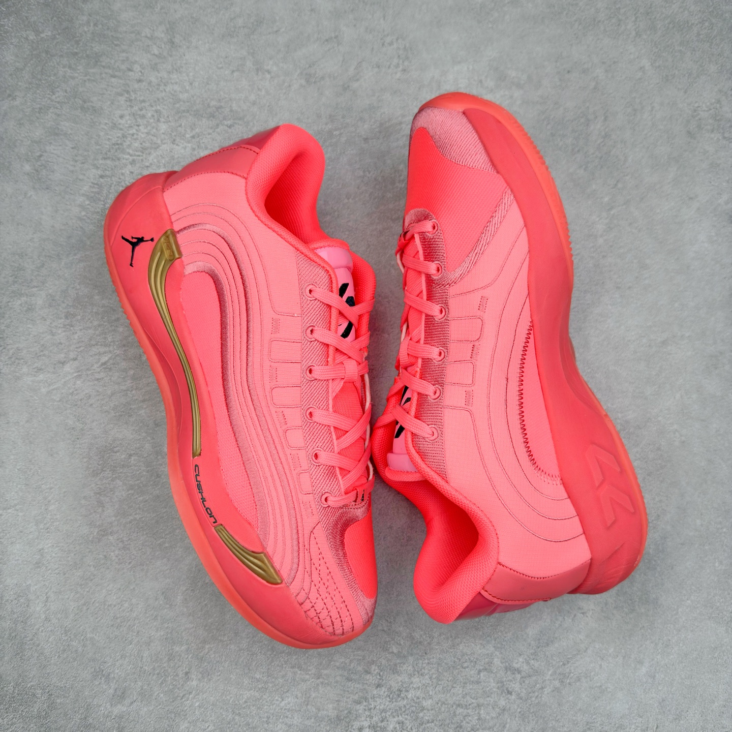 图片[3]-Jordan Luka 4 卢卡东契奇签名实战舒适时尚减震防滑低帮篮球鞋 首先，中底方面，在保持全掌 Cushlon 3.0 的基础上，首次在前掌加入了一块 Zoom Air 气垫，进一步提升响应反馈。除此之外，作为每一代 Luka 签名鞋都会拥有的标志性科技，IsoPlate 本次也进行优化，为东契奇在赛场上摆脱防守、寻求突破空间、施展拿手的后撤步，提供了可靠的稳定保障。鞋面采用从 Luka 1 升级而来的 Flightwire 技术，在保证球鞋透气性的同时，在关键部位进行线条支撑补强，给予双脚更加扎实的包裹。除此之外，外底也采用全新科技，相比我们熟悉的 XDR 橡胶，在保持出色耐用性与抓地力的同时，重量更轻。后跟部位的立体盾型位置，点缀有同样呼应斯洛文尼亚国徽的三颗星星。加之鞋舌部位，在类似斑驳质感的皮料上，刺绣有醒目的东契奇个人 Logo 刺绣，突显个人签名鞋的专属身份。尺码：40 40.5 41 42 42.5 43 44 44.5 45 46-选品中心