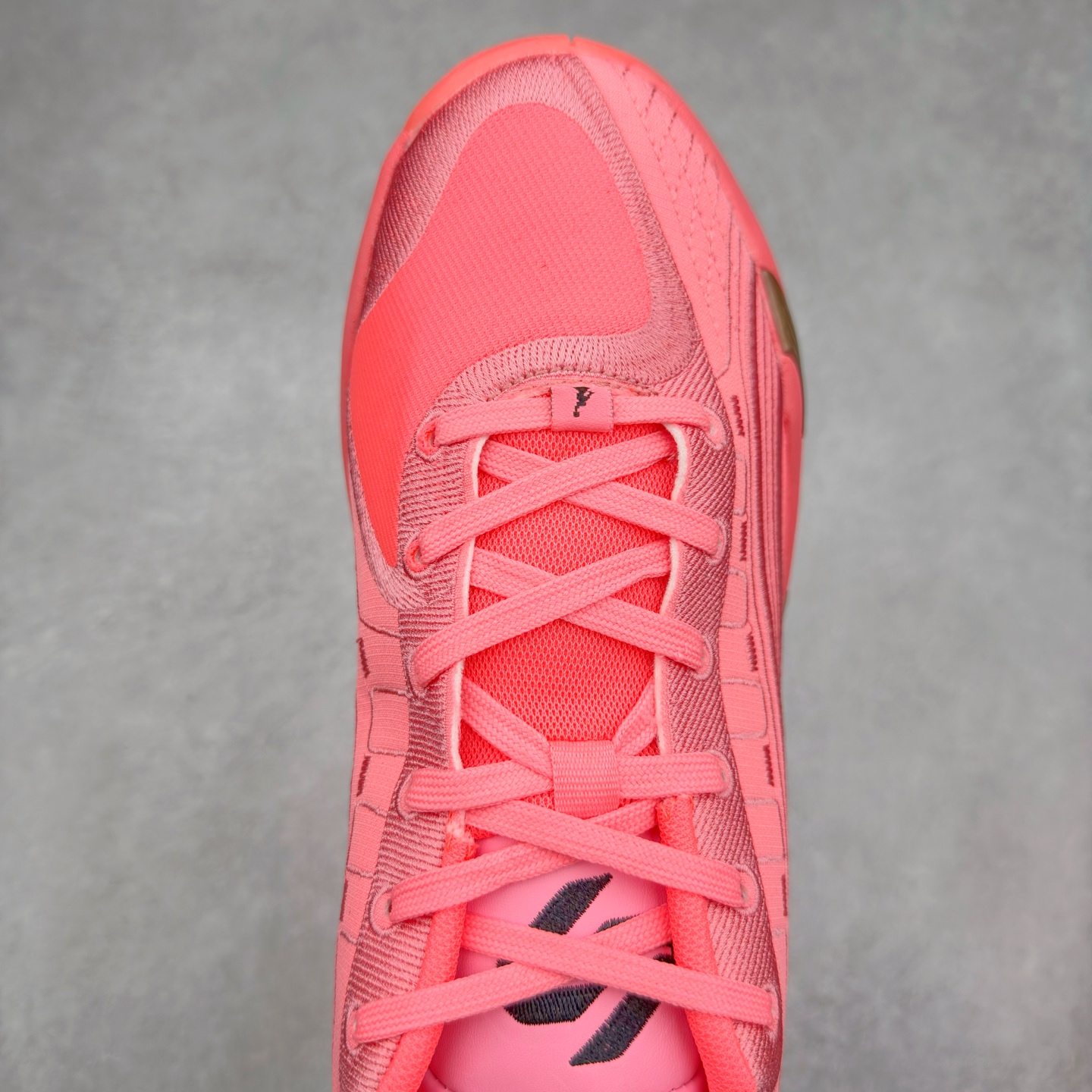 图片[4]-Jordan Luka 4 卢卡东契奇签名实战舒适时尚减震防滑低帮篮球鞋 首先，中底方面，在保持全掌 Cushlon 3.0 的基础上，首次在前掌加入了一块 Zoom Air 气垫，进一步提升响应反馈。除此之外，作为每一代 Luka 签名鞋都会拥有的标志性科技，IsoPlate 本次也进行优化，为东契奇在赛场上摆脱防守、寻求突破空间、施展拿手的后撤步，提供了可靠的稳定保障。鞋面采用从 Luka 1 升级而来的 Flightwire 技术，在保证球鞋透气性的同时，在关键部位进行线条支撑补强，给予双脚更加扎实的包裹。除此之外，外底也采用全新科技，相比我们熟悉的 XDR 橡胶，在保持出色耐用性与抓地力的同时，重量更轻。后跟部位的立体盾型位置，点缀有同样呼应斯洛文尼亚国徽的三颗星星。加之鞋舌部位，在类似斑驳质感的皮料上，刺绣有醒目的东契奇个人 Logo 刺绣，突显个人签名鞋的专属身份。尺码：40 40.5 41 42 42.5 43 44 44.5 45 46-选品中心