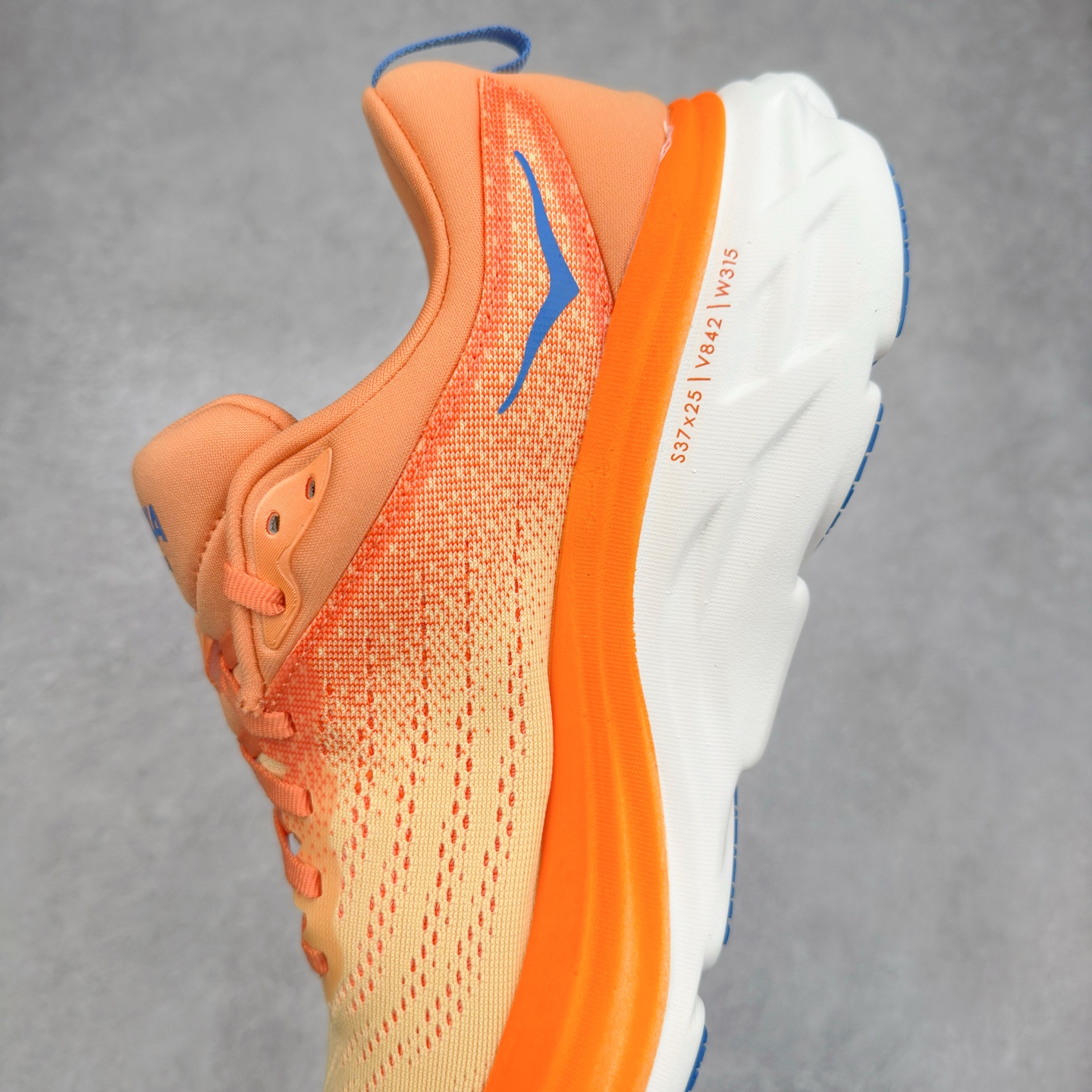 图片[7]-＃HK纯原 HOKA ONE ONE Bondi 8 邦代八代缓震网面耐磨低帮跑步鞋 原始的 Bondi 缓震和线条在这里 提供该特许经营权众所周知的柔软、平衡的乘坐体验 Bondi 使用加长的摇杆微调几何形状 以获得更大的加速度 同时由于采用碳纤维板 还可以提供更平稳的脚趾离地 尺码：36 36.5 37.5 38 38.5 39 40 40.5 41 42 42.5 43 44 44.5 45-选品中心