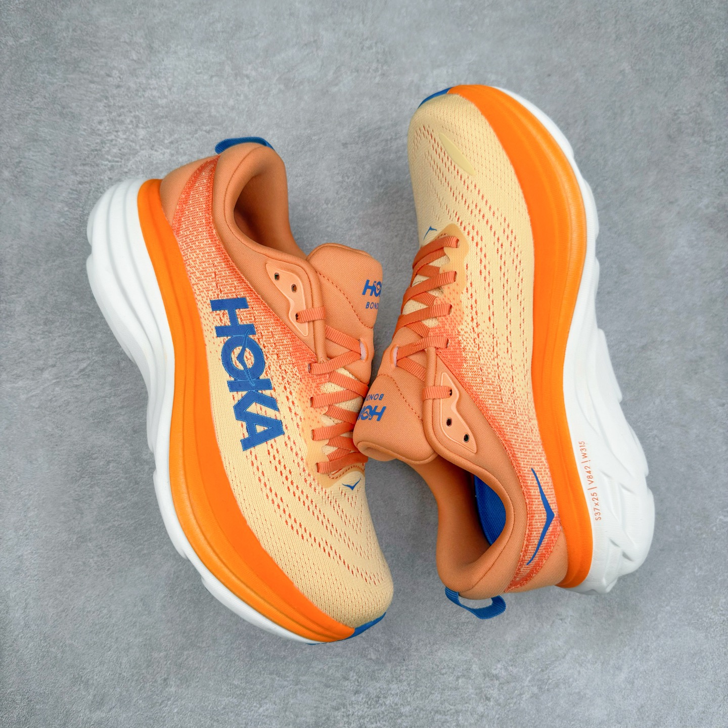 图片[3]-＃HK纯原 HOKA ONE ONE Bondi 8 邦代八代缓震网面耐磨低帮跑步鞋 原始的 Bondi 缓震和线条在这里 提供该特许经营权众所周知的柔软、平衡的乘坐体验 Bondi 使用加长的摇杆微调几何形状 以获得更大的加速度 同时由于采用碳纤维板 还可以提供更平稳的脚趾离地 尺码：36 36.5 37.5 38 38.5 39 40 40.5 41 42 42.5 43 44 44.5 45-选品中心