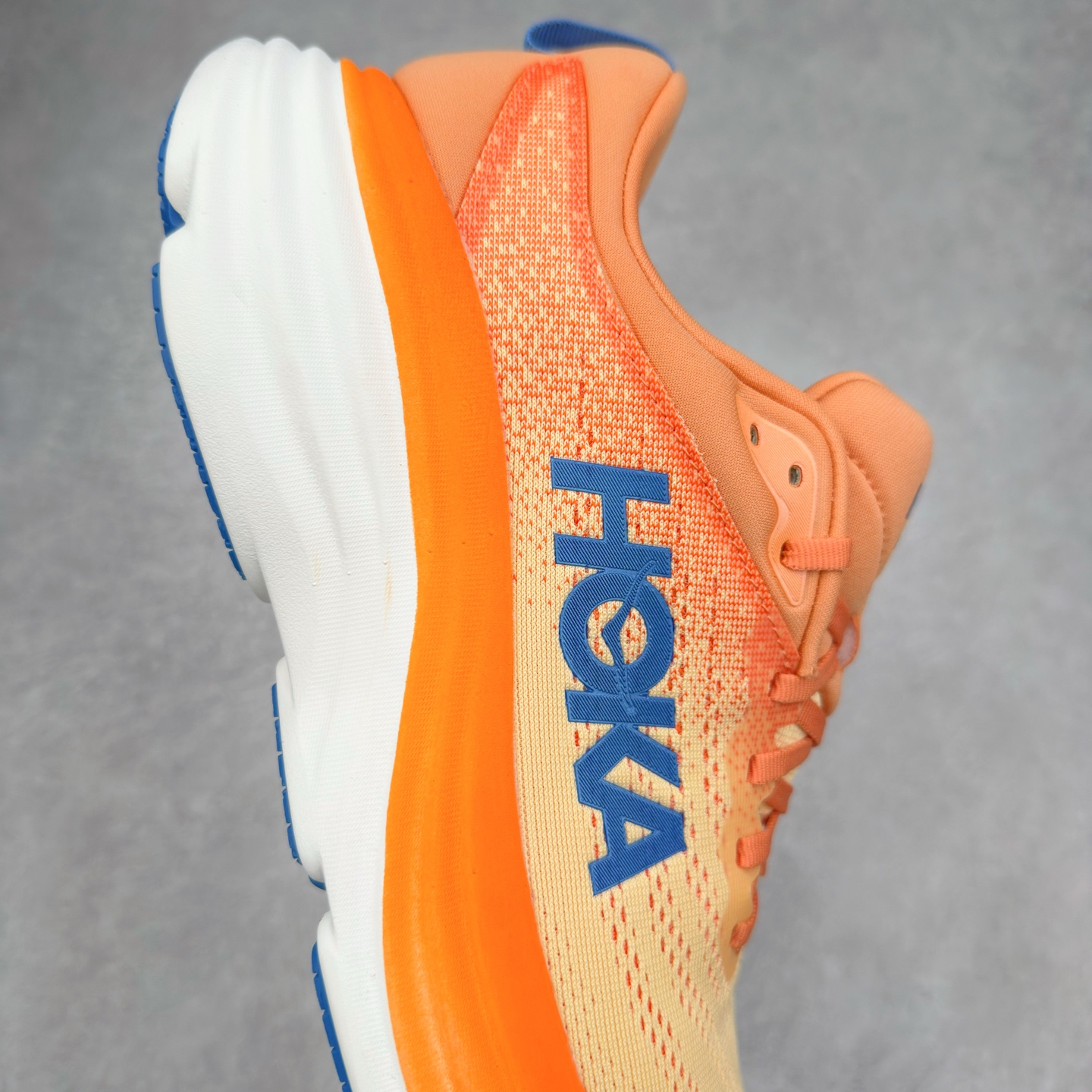 图片[6]-＃HK纯原 HOKA ONE ONE Bondi 8 邦代八代缓震网面耐磨低帮跑步鞋 原始的 Bondi 缓震和线条在这里 提供该特许经营权众所周知的柔软、平衡的乘坐体验 Bondi 使用加长的摇杆微调几何形状 以获得更大的加速度 同时由于采用碳纤维板 还可以提供更平稳的脚趾离地 尺码：36 36.5 37.5 38 38.5 39 40 40.5 41 42 42.5 43 44 44.5 45-选品中心