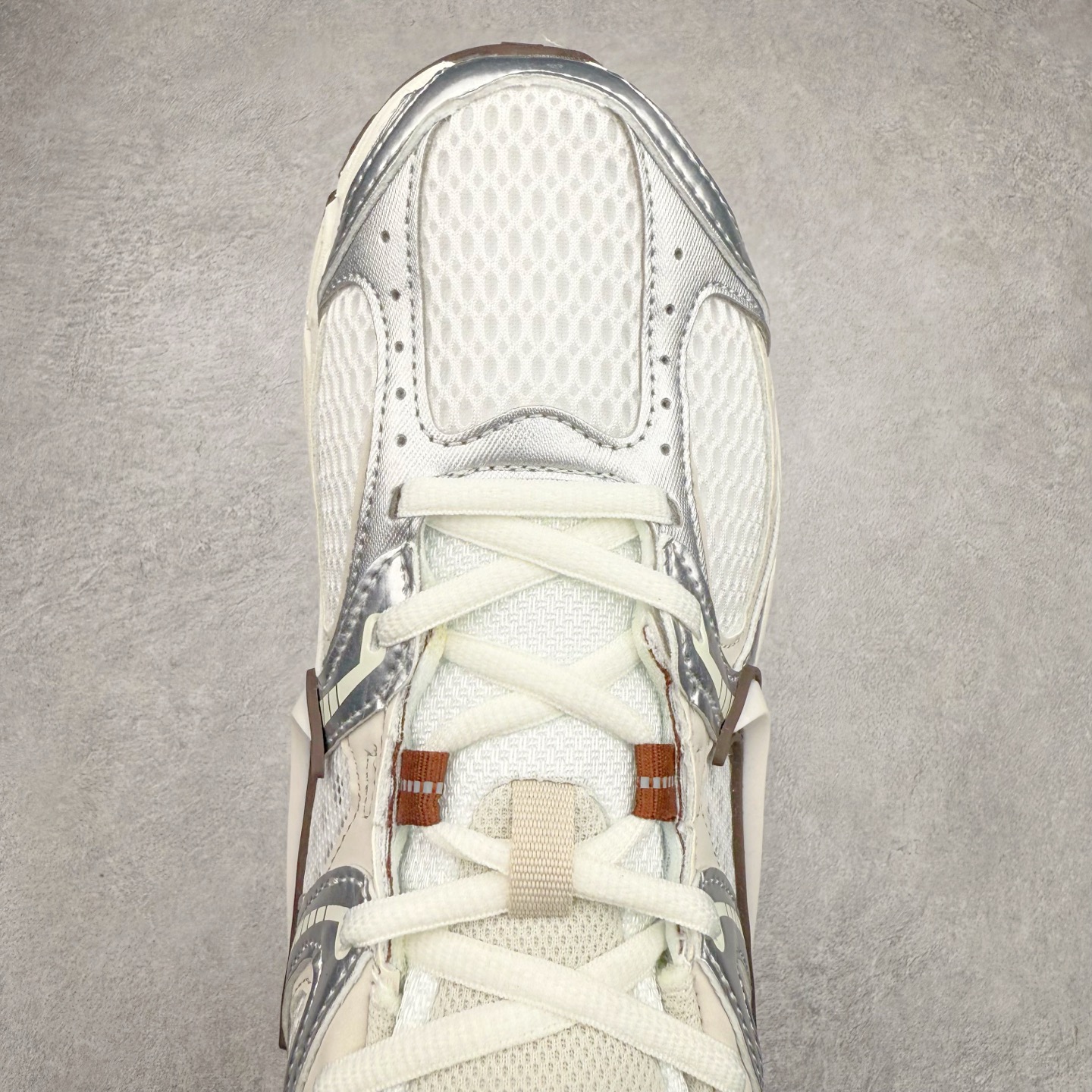 图片[4]-NK V5 RNR 舒适百搭防滑耐磨低帮跑步鞋 HQ7901-102 舒适有型适合日常穿着 该鞋款延续千禧年经典设计搭载泡绵中底 厚实而轻盈匠心细节巧搭立体耐克勾标志焕新演绎复古跑鞋 鞋款从千禧年美学汲取灵感 混搭多种材质突显层次感立体感和传统跑步风范 尺码：36 36.5 37.5 38 38.5 39 40 40.5 41 42 42.5 43 44 44.5 45-选品中心