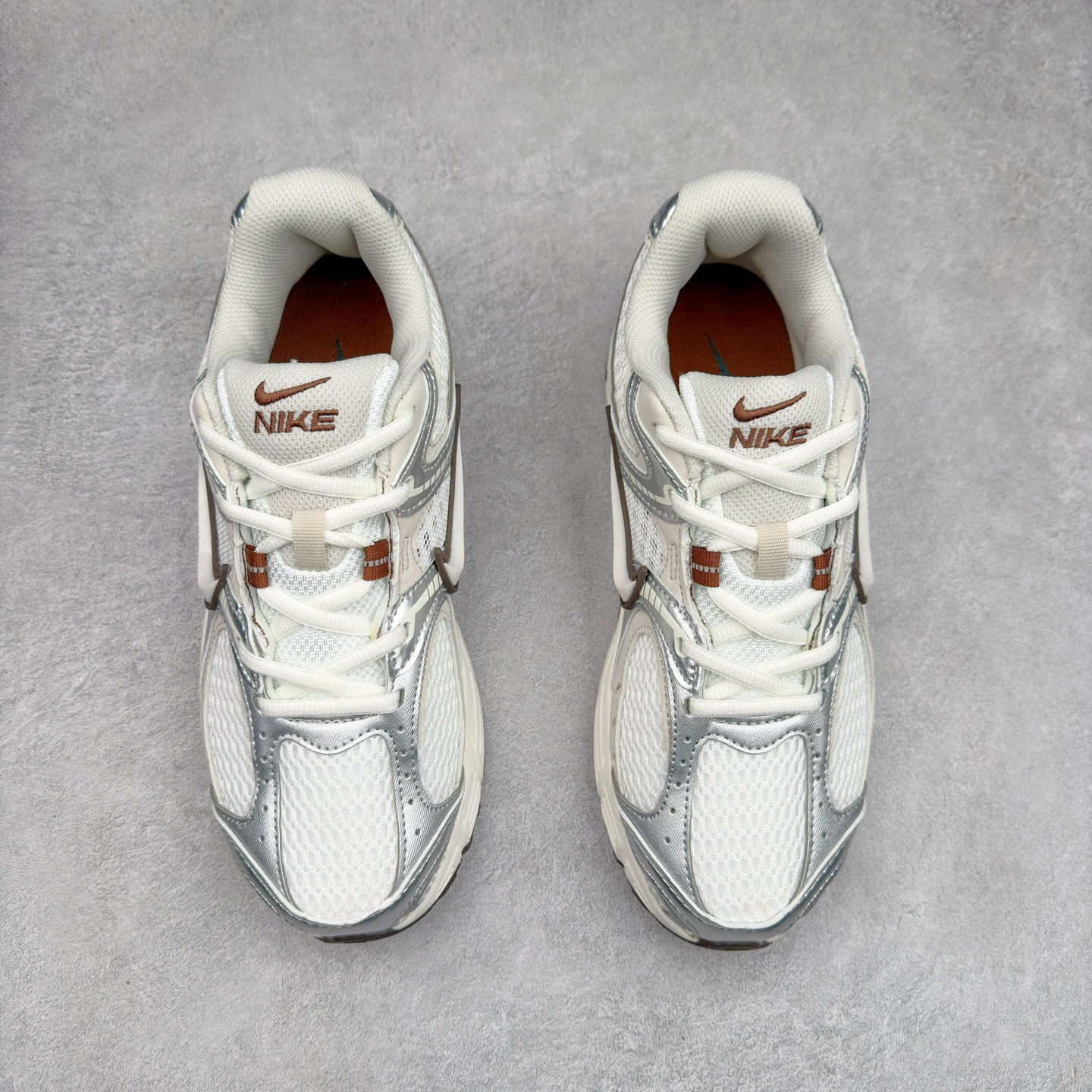 图片[2]-NK V5 RNR 舒适百搭防滑耐磨低帮跑步鞋 HQ7901-102 舒适有型适合日常穿着 该鞋款延续千禧年经典设计搭载泡绵中底 厚实而轻盈匠心细节巧搭立体耐克勾标志焕新演绎复古跑鞋 鞋款从千禧年美学汲取灵感 混搭多种材质突显层次感立体感和传统跑步风范 尺码：36 36.5 37.5 38 38.5 39 40 40.5 41 42 42.5 43 44 44.5 45-选品中心