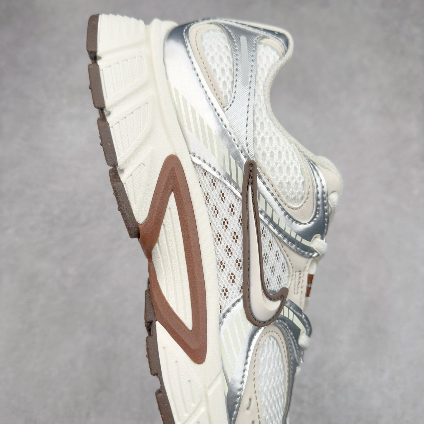 图片[6]-NK V5 RNR 舒适百搭防滑耐磨低帮跑步鞋 HQ7901-102 舒适有型适合日常穿着 该鞋款延续千禧年经典设计搭载泡绵中底 厚实而轻盈匠心细节巧搭立体耐克勾标志焕新演绎复古跑鞋 鞋款从千禧年美学汲取灵感 混搭多种材质突显层次感立体感和传统跑步风范 尺码：36 36.5 37.5 38 38.5 39 40 40.5 41 42 42.5 43 44 44.5 45-选品中心