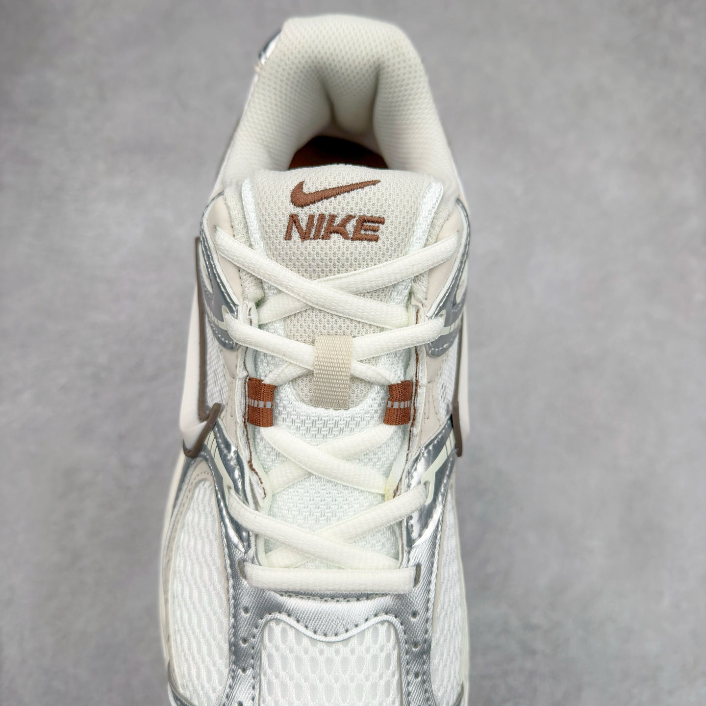 图片[5]-NK V5 RNR 舒适百搭防滑耐磨低帮跑步鞋 HQ7901-102 舒适有型适合日常穿着 该鞋款延续千禧年经典设计搭载泡绵中底 厚实而轻盈匠心细节巧搭立体耐克勾标志焕新演绎复古跑鞋 鞋款从千禧年美学汲取灵感 混搭多种材质突显层次感立体感和传统跑步风范 尺码：36 36.5 37.5 38 38.5 39 40 40.5 41 42 42.5 43 44 44.5 45-选品中心