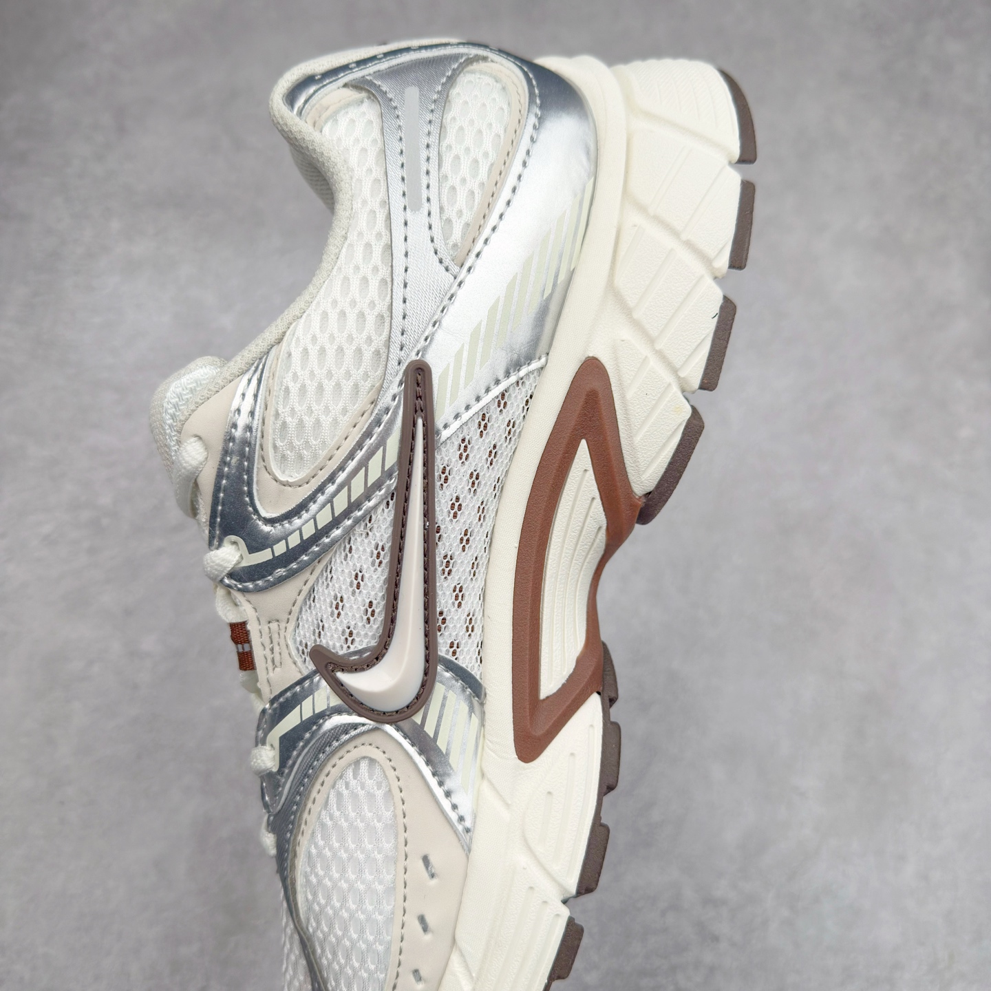 图片[7]-NK V5 RNR 舒适百搭防滑耐磨低帮跑步鞋 HQ7901-102 舒适有型适合日常穿着 该鞋款延续千禧年经典设计搭载泡绵中底 厚实而轻盈匠心细节巧搭立体耐克勾标志焕新演绎复古跑鞋 鞋款从千禧年美学汲取灵感 混搭多种材质突显层次感立体感和传统跑步风范 尺码：36 36.5 37.5 38 38.5 39 40 40.5 41 42 42.5 43 44 44.5 45-选品中心