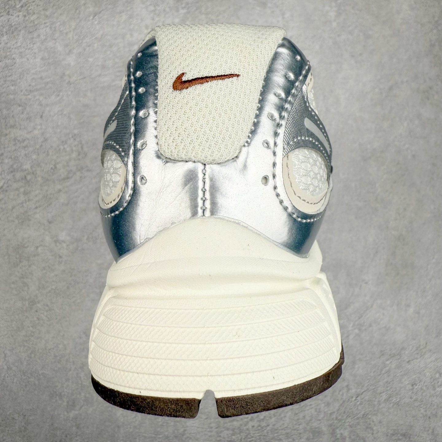 图片[8]-NK V5 RNR 舒适百搭防滑耐磨低帮跑步鞋 HQ7901-102 舒适有型适合日常穿着 该鞋款延续千禧年经典设计搭载泡绵中底 厚实而轻盈匠心细节巧搭立体耐克勾标志焕新演绎复古跑鞋 鞋款从千禧年美学汲取灵感 混搭多种材质突显层次感立体感和传统跑步风范 尺码：36 36.5 37.5 38 38.5 39 40 40.5 41 42 42.5 43 44 44.5 45-选品中心