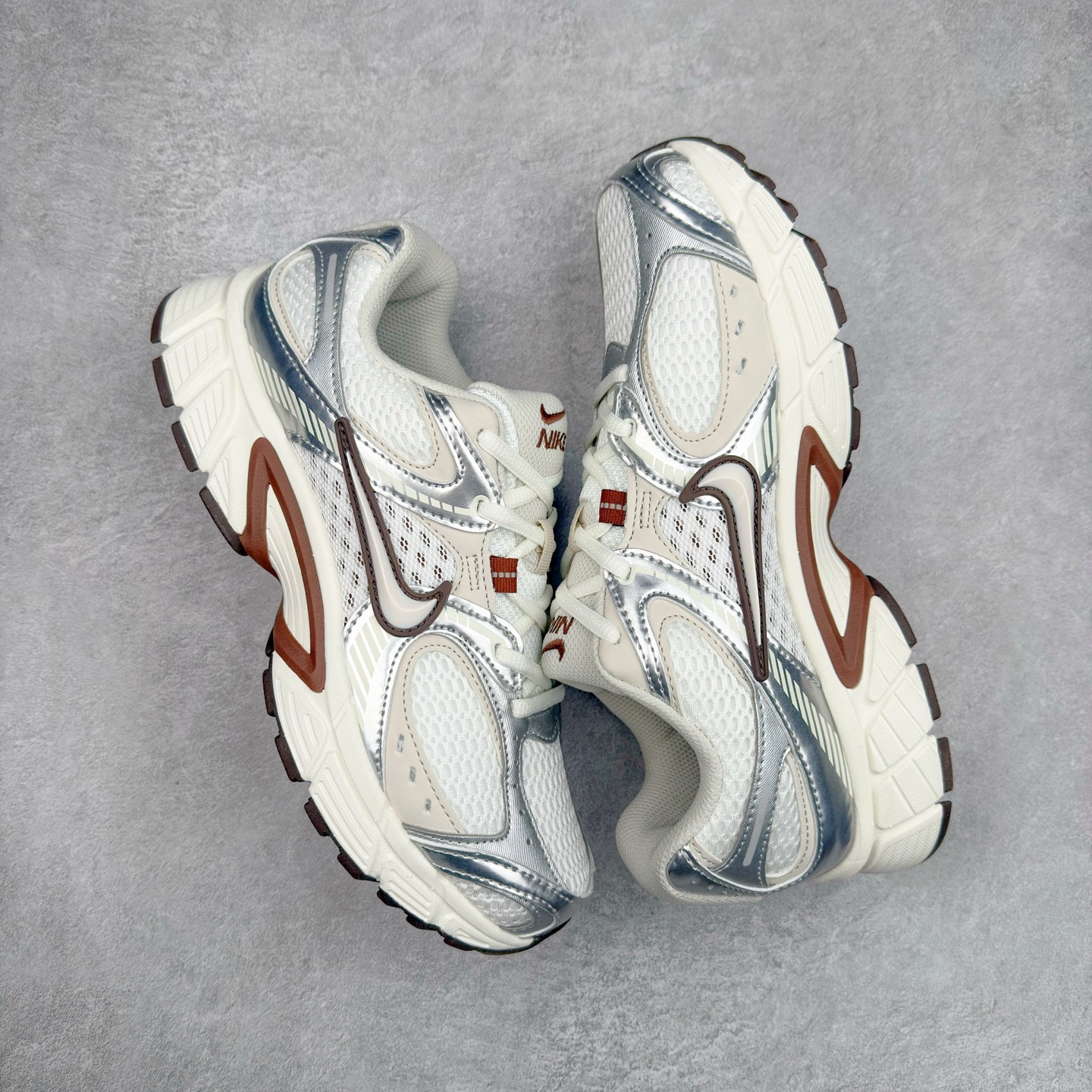 图片[3]-NK V5 RNR 舒适百搭防滑耐磨低帮跑步鞋 HQ7901-102 舒适有型适合日常穿着 该鞋款延续千禧年经典设计搭载泡绵中底 厚实而轻盈匠心细节巧搭立体耐克勾标志焕新演绎复古跑鞋 鞋款从千禧年美学汲取灵感 混搭多种材质突显层次感立体感和传统跑步风范 尺码：36 36.5 37.5 38 38.5 39 40 40.5 41 42 42.5 43 44 44.5 45-选品中心