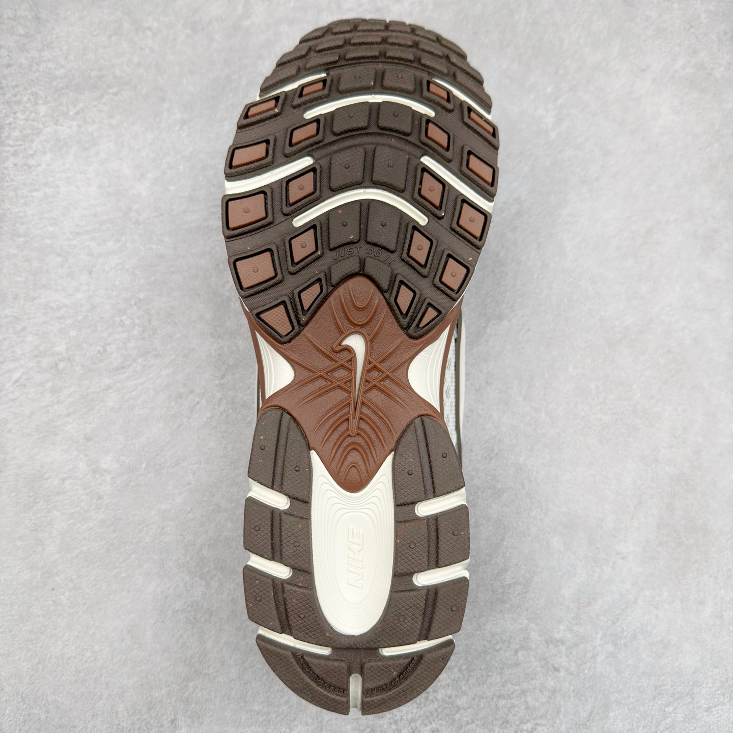 图片[9]-NK V5 RNR 舒适百搭防滑耐磨低帮跑步鞋 HQ7901-102 舒适有型适合日常穿着 该鞋款延续千禧年经典设计搭载泡绵中底 厚实而轻盈匠心细节巧搭立体耐克勾标志焕新演绎复古跑鞋 鞋款从千禧年美学汲取灵感 混搭多种材质突显层次感立体感和传统跑步风范 尺码：36 36.5 37.5 38 38.5 39 40 40.5 41 42 42.5 43 44 44.5 45-选品中心