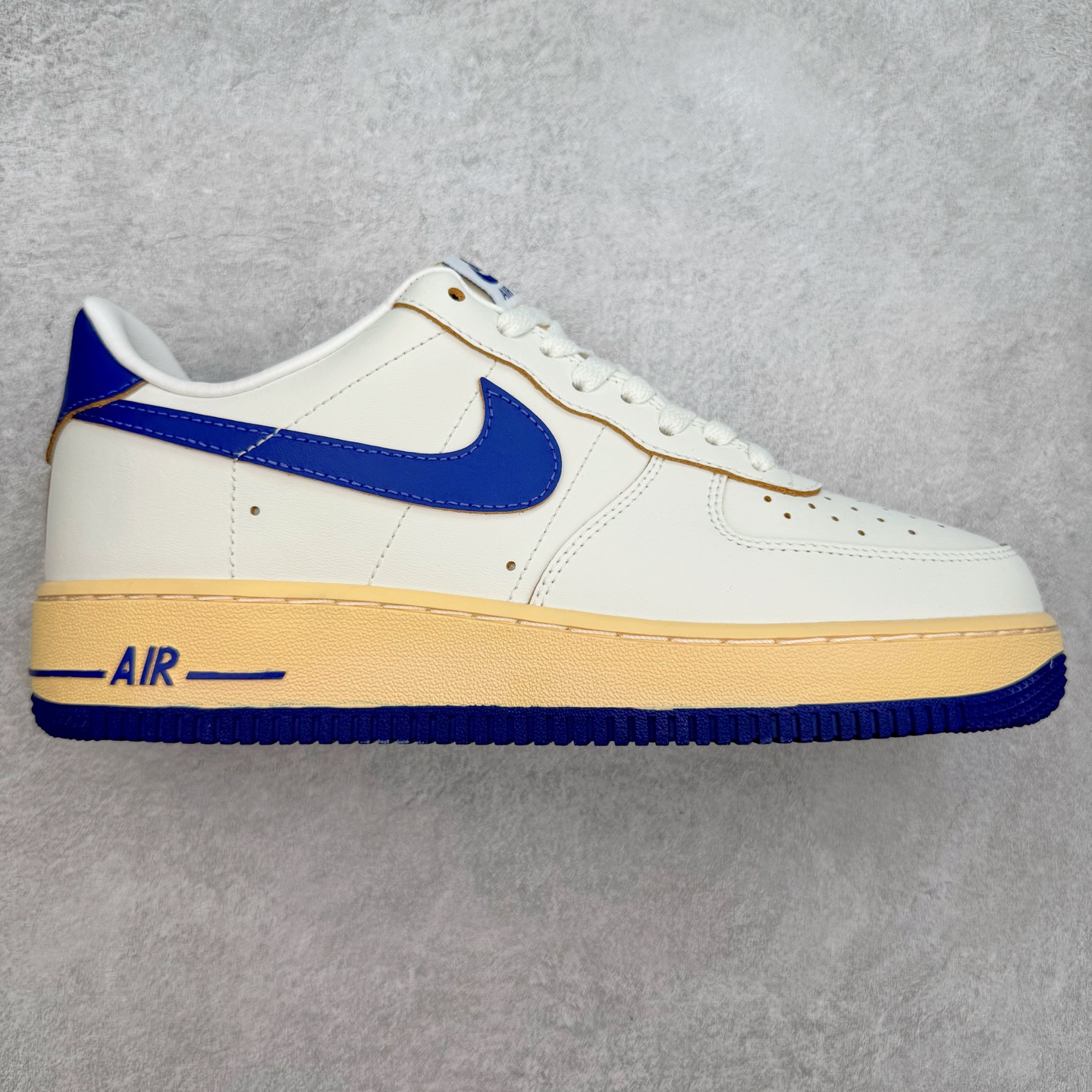 ＃XT纯原 NK Air Force 1´07 Low 空军一号低帮百搭休闲运动板鞋 FQ8103-133 顶级批次 2022全新楦头鞋型 鱼鳞大底 历时开发三个月 清洁度完美 二维码鞋标 内置芯片及solo气垫 大底高度及其弧度依照正品 钢印 logo刺绣 鞋口弧度 鞋头长度 鞋面冲孔 鞋垫背胶及钢印 完美鞋型对比正品 每一处都是细节满满 柔软、弹性十足的缓震性能和出色的中底设计 横跨复古与现代的外型结合 造就出风靡全球 三十多年的Force 1 直到今天还深受青睐 实拍调校N版已经零色差零失真 百分百还原实物色彩所见即所得 不存在货不对板色差等低级问题 选购参考实物拍摄 不混卖不参货 只用心做好货严格选品 承诺混一赔十 尺码：36 36.5 37.5 38 38.5 39 40 40.5 41 42 42.5 43 44 44.5 45-选品中心