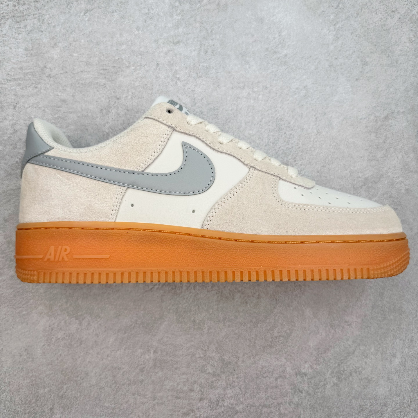 ＃XT纯原 NK Air Force 1´07 Low 空军一号低帮百搭休闲运动板鞋 FQ8714-002 顶级批次 2022全新楦头鞋型 鱼鳞大底 历时开发三个月 清洁度完美 二维码鞋标 内置芯片及solo气垫 大底高度及其弧度依照正品 钢印 logo刺绣 鞋口弧度 鞋头长度 鞋面冲孔 鞋垫背胶及钢印 完美鞋型对比正品 每一处都是细节满满 柔软、弹性十足的缓震性能和出色的中底设计 横跨复古与现代的外型结合 造就出风靡全球 三十多年的Force 1 直到今天还深受青睐 实拍调校N版已经零色差零失真 百分百还原实物色彩所见即所得 不存在货不对板色差等低级问题 选购参考实物拍摄 不混卖不参货 只用心做好货严格选品 承诺混一赔十 尺码：36 36.5 37.5 38 38.5 39 40 40.5 41 42 42.5 43 44 44.5 45-选品中心
