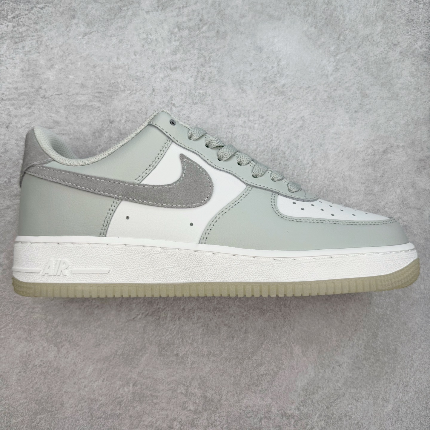 ＃XT纯原 NK Air Force 1´07 Low 空军一号低帮百搭休闲运动板鞋 FJ4170-003 顶级批次 2022全新楦头鞋型 鱼鳞大底 历时开发三个月 清洁度完美 二维码鞋标 内置芯片及solo气垫 大底高度及其弧度依照正品 钢印 logo刺绣 鞋口弧度 鞋头长度 鞋面冲孔 鞋垫背胶及钢印 完美鞋型对比正品 每一处都是细节满满 柔软、弹性十足的缓震性能和出色的中底设计 横跨复古与现代的外型结合 造就出风靡全球 三十多年的Force 1 直到今天还深受青睐 实拍调校N版已经零色差零失真 百分百还原实物色彩所见即所得 不存在货不对板色差等低级问题 选购参考实物拍摄 不混卖不参货 只用心做好货严格选品 承诺混一赔十 尺码：36 36.5 37.5 38 38.5 39 40 40.5 41 42 42.5 43 44 44.5 45-选品中心