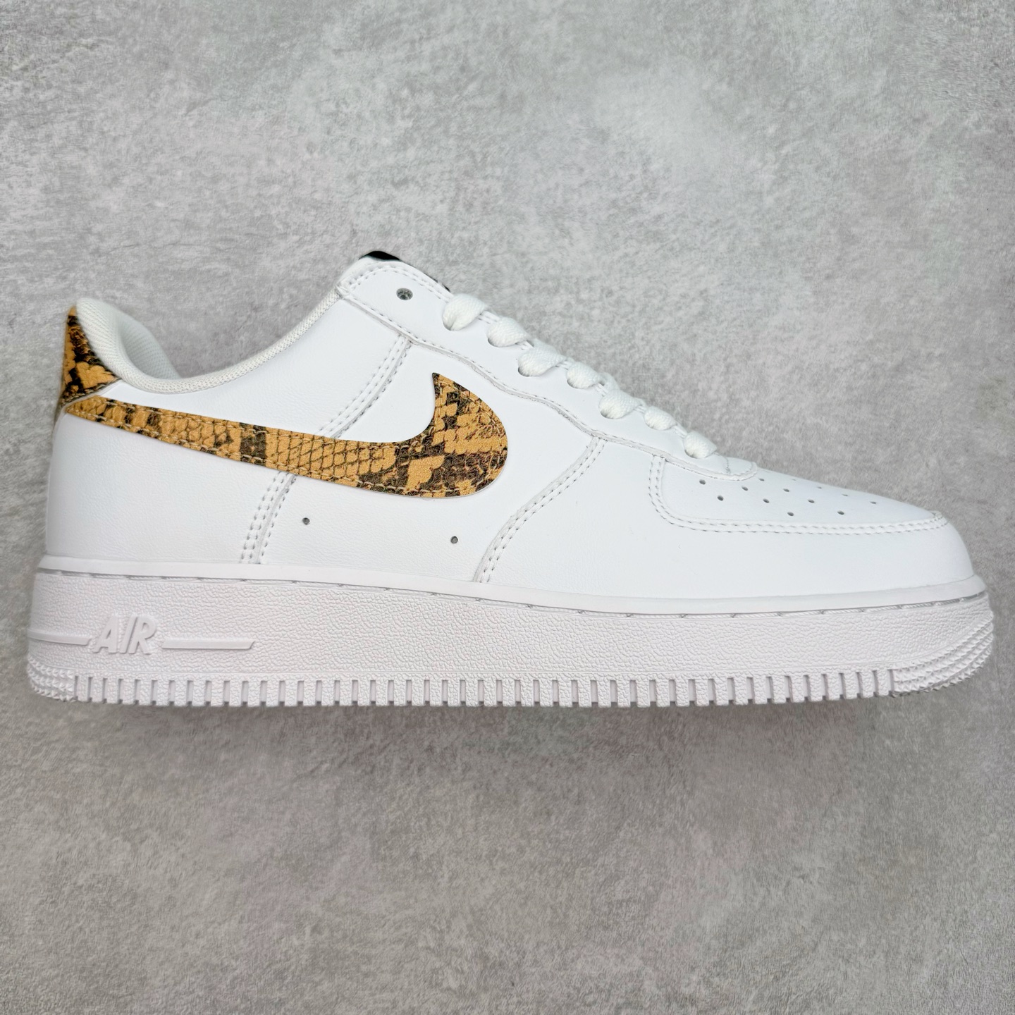 ＃XT纯原 NK Air Force 1´07 Low 空军一号低帮百搭休闲运动板鞋 AO1635-100 顶级批次 2022全新楦头鞋型 鱼鳞大底 历时开发三个月 清洁度完美 二维码鞋标 内置芯片及solo气垫 大底高度及其弧度依照正品 钢印 logo刺绣 鞋口弧度 鞋头长度 鞋面冲孔 鞋垫背胶及钢印 完美鞋型对比正品 每一处都是细节满满 柔软、弹性十足的缓震性能和出色的中底设计 横跨复古与现代的外型结合 造就出风靡全球 三十多年的Force 1 直到今天还深受青睐 实拍调校N版已经零色差零失真 百分百还原实物色彩所见即所得 不存在货不对板色差等低级问题 选购参考实物拍摄 不混卖不参货 只用心做好货严格选品 承诺混一赔十 尺码：36 36.5 37.5 38 38.5 39 40 40.5 41 42 42.5 43 44 44.5 45-选品中心