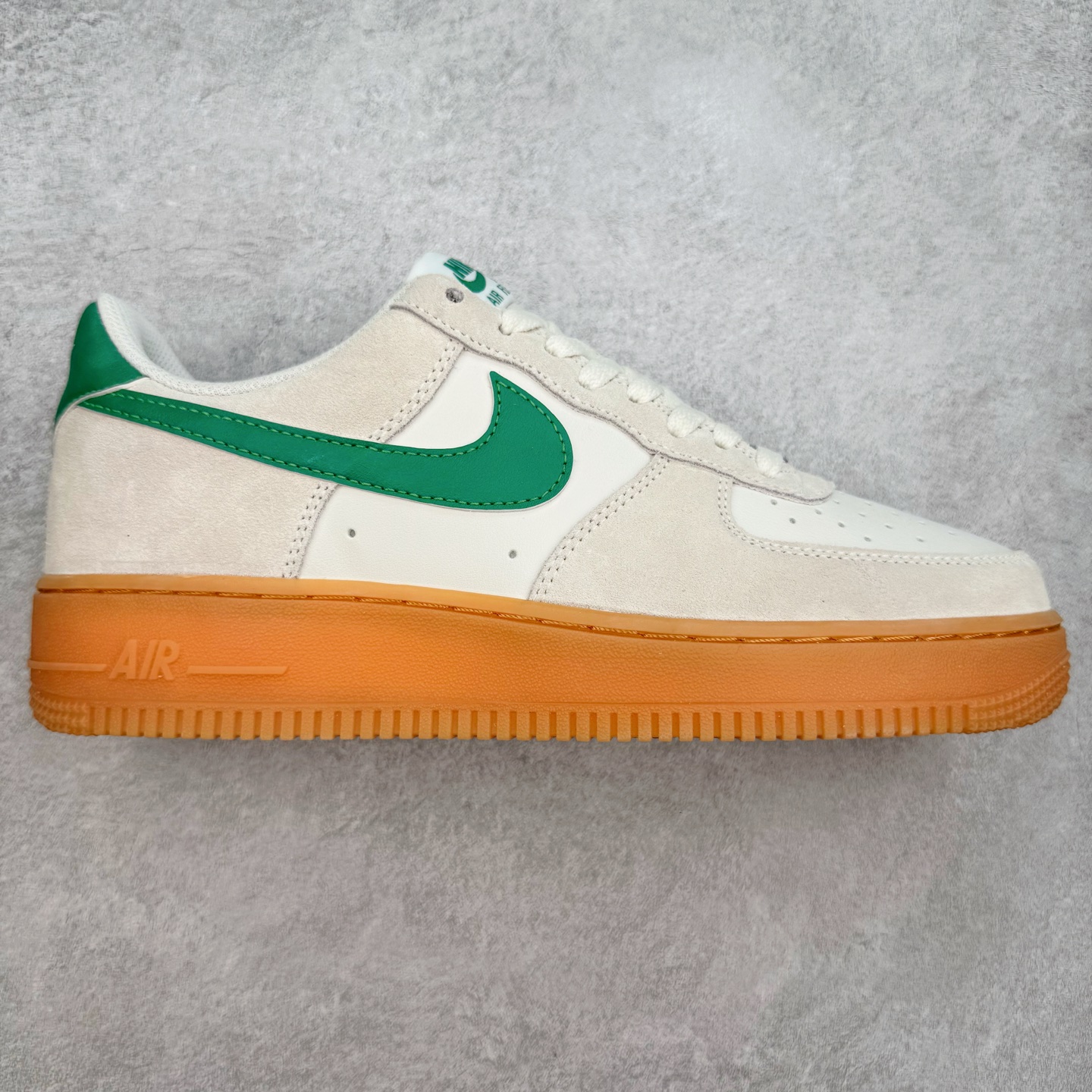 图片[2]-＃XT纯原 NK Air Force 1´07 Low 空军一号低帮百搭休闲运动板鞋 顶级批次 2022全新楦头鞋型 鱼鳞大底 历时开发三个月 清洁度完美 二维码鞋标 内置芯片及solo气垫 大底高度及其弧度依照正品 钢印 logo刺绣 鞋口弧度 鞋头长度 鞋面冲孔 鞋垫背胶及钢印 完美鞋型对比正品 每一处都是细节满满 柔软、弹性十足的缓震性能和出色的中底设计 横跨复古与现代的外型结合 造就出风靡全球 三十多年的Force 1 直到今天还深受青睐 实拍调校N版已经零色差零失真 百分百还原实物色彩所见即所得 不存在货不对板色差等低级问题 选购参考实物拍摄 不混卖不参货 只用心做好货严格选品 承诺混一赔十 尺码：36 36.5 37.5 38 38.5 39 40 40.5 41 42 42.5 43 44 44.5 45-选品中心