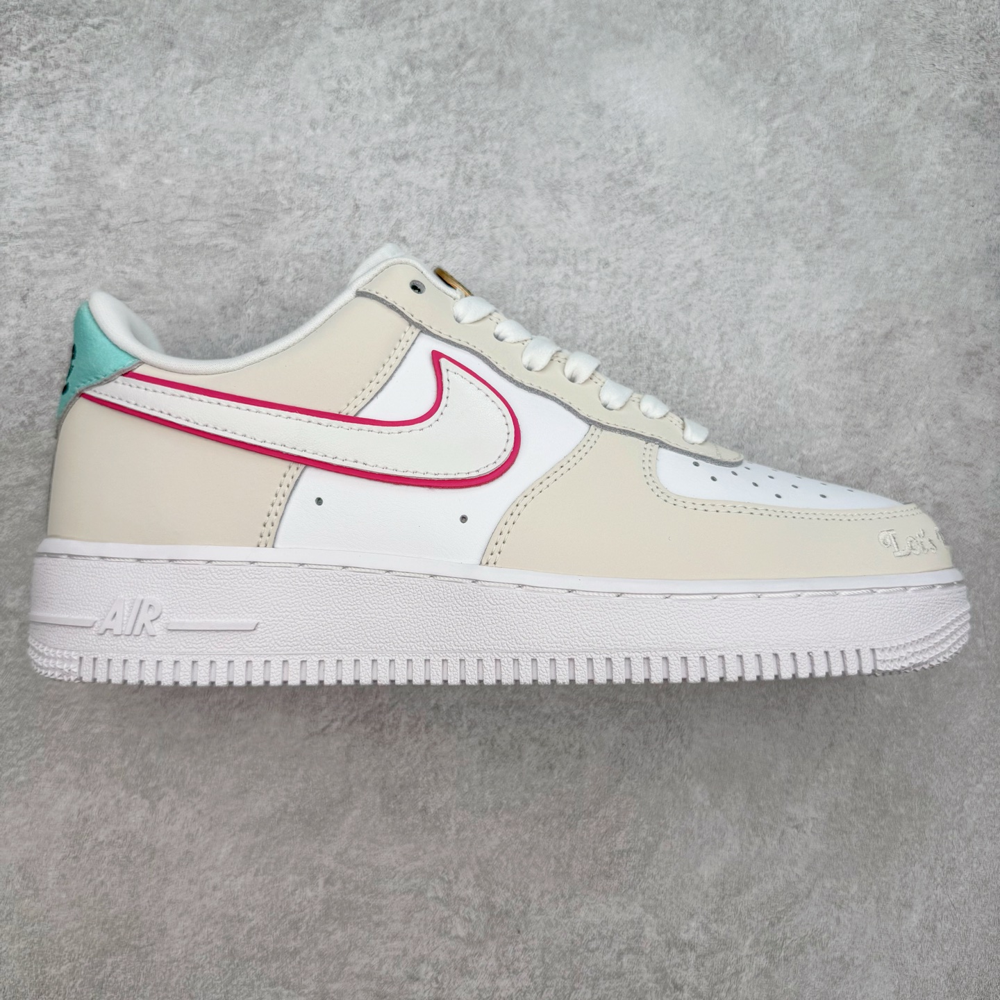 图片[6]-＃XT纯原 NK Air Force 1´07 Low 空军一号低帮百搭休闲运动板鞋 顶级批次 2022全新楦头鞋型 鱼鳞大底 历时开发三个月 清洁度完美 二维码鞋标 内置芯片及solo气垫 大底高度及其弧度依照正品 钢印 logo刺绣 鞋口弧度 鞋头长度 鞋面冲孔 鞋垫背胶及钢印 完美鞋型对比正品 每一处都是细节满满 柔软、弹性十足的缓震性能和出色的中底设计 横跨复古与现代的外型结合 造就出风靡全球 三十多年的Force 1 直到今天还深受青睐 实拍调校N版已经零色差零失真 百分百还原实物色彩所见即所得 不存在货不对板色差等低级问题 选购参考实物拍摄 不混卖不参货 只用心做好货严格选品 承诺混一赔十 尺码：36 36.5 37.5 38 38.5 39 40 40.5 41 42 42.5 43 44 44.5 45-选品中心