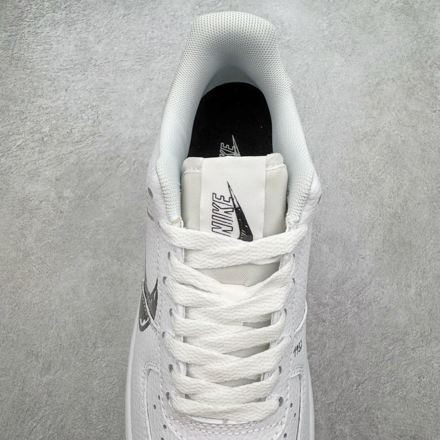 图片[5]-＃XT纯原 NK Air Force 1´07 Low 空军一号低帮百搭休闲运动板鞋 CW7581-101 顶级批次 2022全新楦头鞋型 鱼鳞大底 历时开发三个月 清洁度完美 二维码鞋标 内置芯片及solo气垫 大底高度及其弧度依照正品 钢印 logo刺绣 鞋口弧度 鞋头长度 鞋面冲孔 鞋垫背胶及钢印 完美鞋型对比正品 每一处都是细节满满 柔软、弹性十足的缓震性能和出色的中底设计 横跨复古与现代的外型结合 造就出风靡全球 三十多年的Force 1 直到今天还深受青睐 实拍调校N版已经零色差零失真 百分百还原实物色彩所见即所得 不存在货不对板色差等低级问题 选购参考实物拍摄 不混卖不参货 只用心做好货严格选品 承诺混一赔十 尺码：36 36.5 37.5 38 38.5 39 40 40.5 41 42 42.5 43 44 44.5 45-选品中心