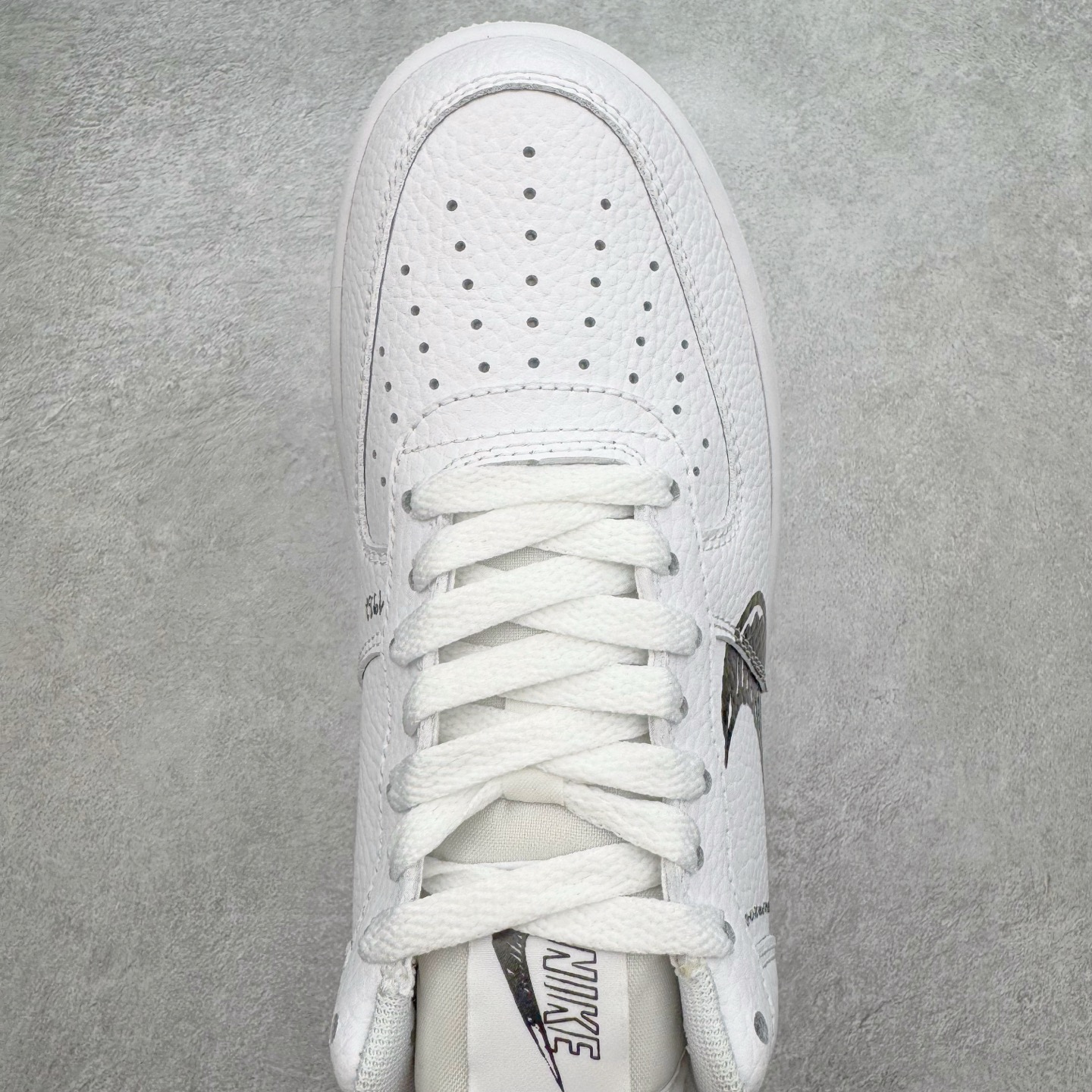 图片[4]-＃XT纯原 NK Air Force 1´07 Low 空军一号低帮百搭休闲运动板鞋 CW7581-101 顶级批次 2022全新楦头鞋型 鱼鳞大底 历时开发三个月 清洁度完美 二维码鞋标 内置芯片及solo气垫 大底高度及其弧度依照正品 钢印 logo刺绣 鞋口弧度 鞋头长度 鞋面冲孔 鞋垫背胶及钢印 完美鞋型对比正品 每一处都是细节满满 柔软、弹性十足的缓震性能和出色的中底设计 横跨复古与现代的外型结合 造就出风靡全球 三十多年的Force 1 直到今天还深受青睐 实拍调校N版已经零色差零失真 百分百还原实物色彩所见即所得 不存在货不对板色差等低级问题 选购参考实物拍摄 不混卖不参货 只用心做好货严格选品 承诺混一赔十 尺码：36 36.5 37.5 38 38.5 39 40 40.5 41 42 42.5 43 44 44.5 45-选品中心