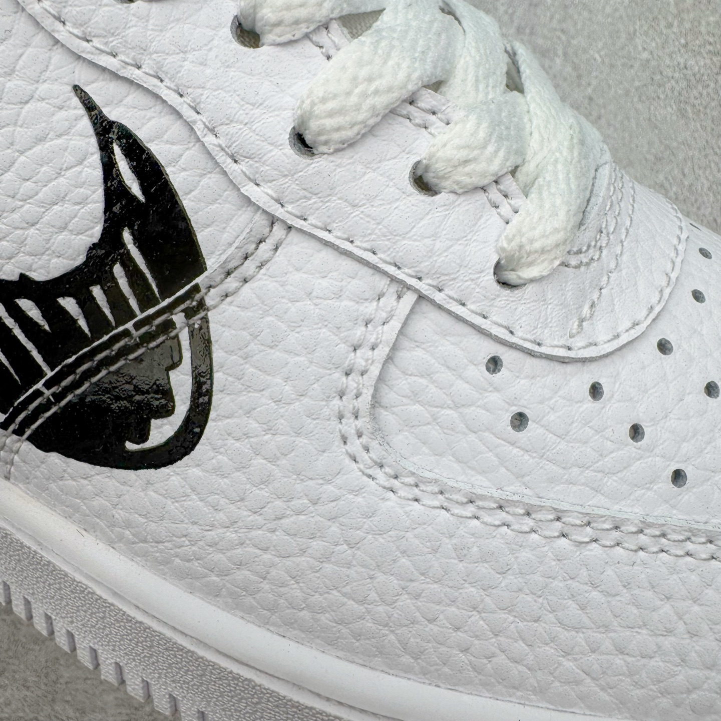 图片[15]-＃XT纯原 NK Air Force 1´07 Low 空军一号低帮百搭休闲运动板鞋 CW7581-101 顶级批次 2022全新楦头鞋型 鱼鳞大底 历时开发三个月 清洁度完美 二维码鞋标 内置芯片及solo气垫 大底高度及其弧度依照正品 钢印 logo刺绣 鞋口弧度 鞋头长度 鞋面冲孔 鞋垫背胶及钢印 完美鞋型对比正品 每一处都是细节满满 柔软、弹性十足的缓震性能和出色的中底设计 横跨复古与现代的外型结合 造就出风靡全球 三十多年的Force 1 直到今天还深受青睐 实拍调校N版已经零色差零失真 百分百还原实物色彩所见即所得 不存在货不对板色差等低级问题 选购参考实物拍摄 不混卖不参货 只用心做好货严格选品 承诺混一赔十 尺码：36 36.5 37.5 38 38.5 39 40 40.5 41 42 42.5 43 44 44.5 45-选品中心