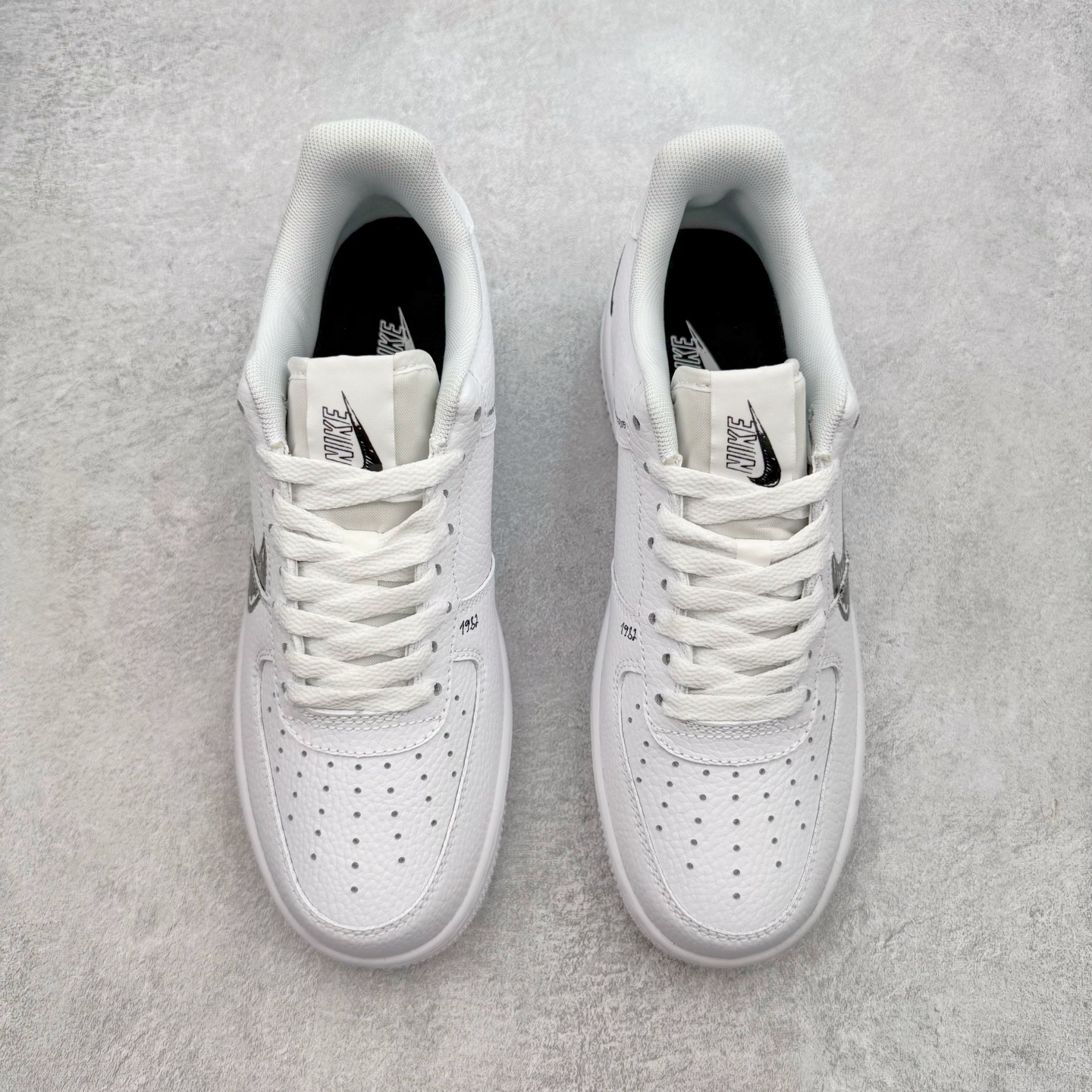 图片[2]-＃XT纯原 NK Air Force 1´07 Low 空军一号低帮百搭休闲运动板鞋 CW7581-101 顶级批次 2022全新楦头鞋型 鱼鳞大底 历时开发三个月 清洁度完美 二维码鞋标 内置芯片及solo气垫 大底高度及其弧度依照正品 钢印 logo刺绣 鞋口弧度 鞋头长度 鞋面冲孔 鞋垫背胶及钢印 完美鞋型对比正品 每一处都是细节满满 柔软、弹性十足的缓震性能和出色的中底设计 横跨复古与现代的外型结合 造就出风靡全球 三十多年的Force 1 直到今天还深受青睐 实拍调校N版已经零色差零失真 百分百还原实物色彩所见即所得 不存在货不对板色差等低级问题 选购参考实物拍摄 不混卖不参货 只用心做好货严格选品 承诺混一赔十 尺码：36 36.5 37.5 38 38.5 39 40 40.5 41 42 42.5 43 44 44.5 45-选品中心