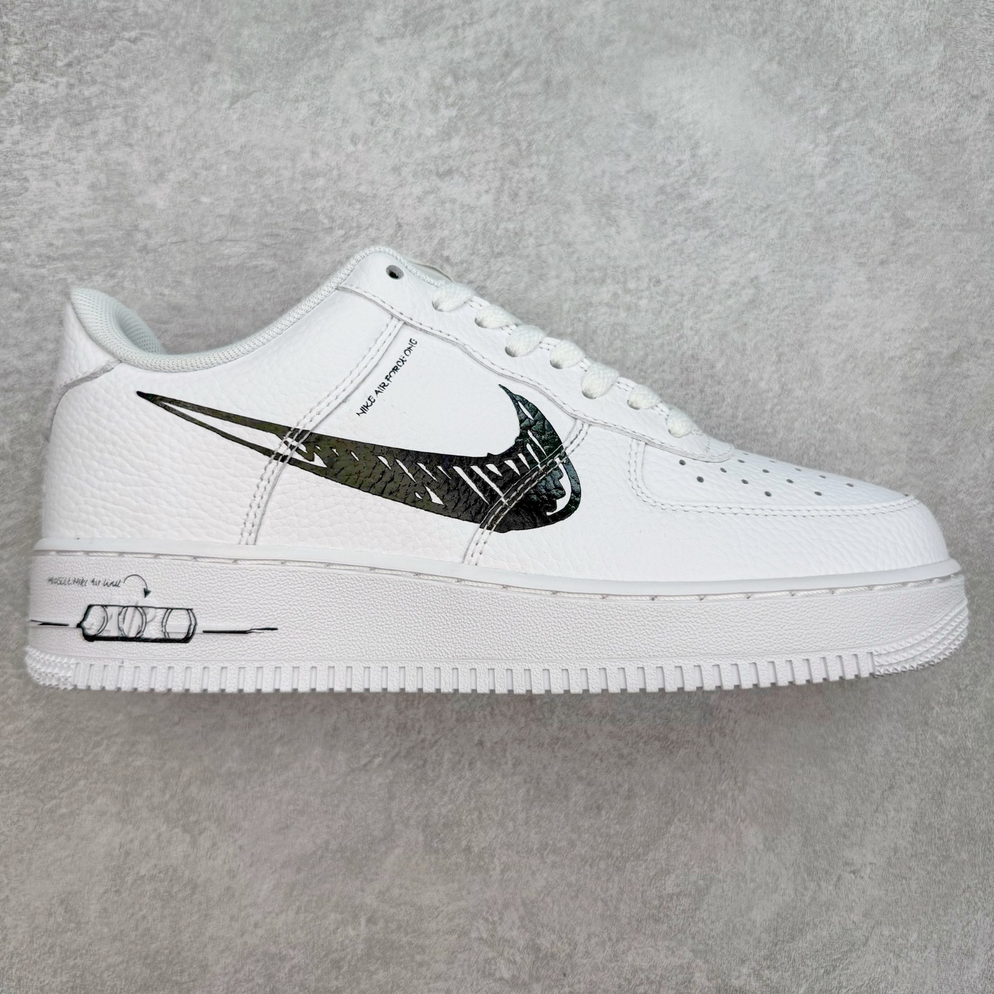 图片[7]-＃XT纯原 NK Air Force 1´07 Low 空军一号低帮百搭休闲运动板鞋 顶级批次 2022全新楦头鞋型 鱼鳞大底 历时开发三个月 清洁度完美 二维码鞋标 内置芯片及solo气垫 大底高度及其弧度依照正品 钢印 logo刺绣 鞋口弧度 鞋头长度 鞋面冲孔 鞋垫背胶及钢印 完美鞋型对比正品 每一处都是细节满满 柔软、弹性十足的缓震性能和出色的中底设计 横跨复古与现代的外型结合 造就出风靡全球 三十多年的Force 1 直到今天还深受青睐 实拍调校N版已经零色差零失真 百分百还原实物色彩所见即所得 不存在货不对板色差等低级问题 选购参考实物拍摄 不混卖不参货 只用心做好货严格选品 承诺混一赔十 尺码：36 36.5 37.5 38 38.5 39 40 40.5 41 42 42.5 43 44 44.5 45-选品中心