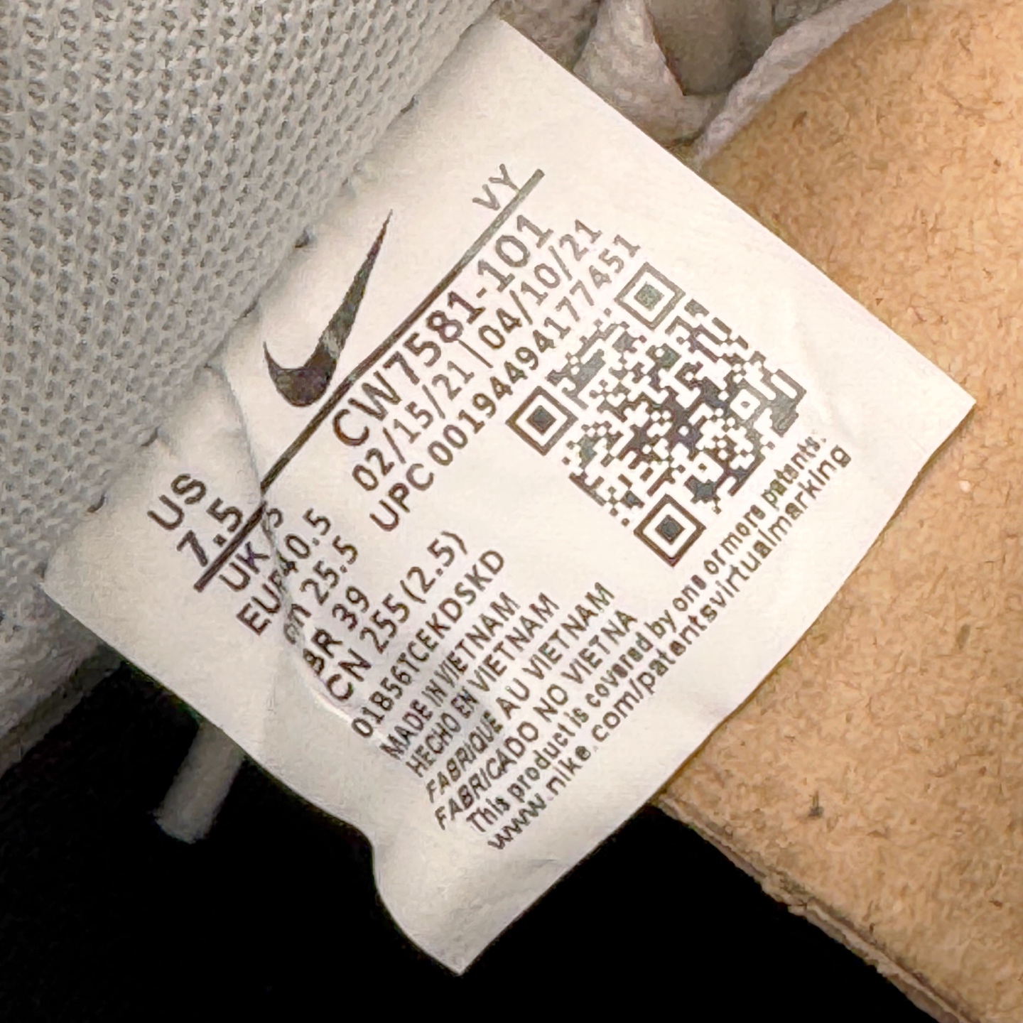 图片[12]-＃XT纯原 NK Air Force 1´07 Low 空军一号低帮百搭休闲运动板鞋 CW7581-101 顶级批次 2022全新楦头鞋型 鱼鳞大底 历时开发三个月 清洁度完美 二维码鞋标 内置芯片及solo气垫 大底高度及其弧度依照正品 钢印 logo刺绣 鞋口弧度 鞋头长度 鞋面冲孔 鞋垫背胶及钢印 完美鞋型对比正品 每一处都是细节满满 柔软、弹性十足的缓震性能和出色的中底设计 横跨复古与现代的外型结合 造就出风靡全球 三十多年的Force 1 直到今天还深受青睐 实拍调校N版已经零色差零失真 百分百还原实物色彩所见即所得 不存在货不对板色差等低级问题 选购参考实物拍摄 不混卖不参货 只用心做好货严格选品 承诺混一赔十 尺码：36 36.5 37.5 38 38.5 39 40 40.5 41 42 42.5 43 44 44.5 45-选品中心