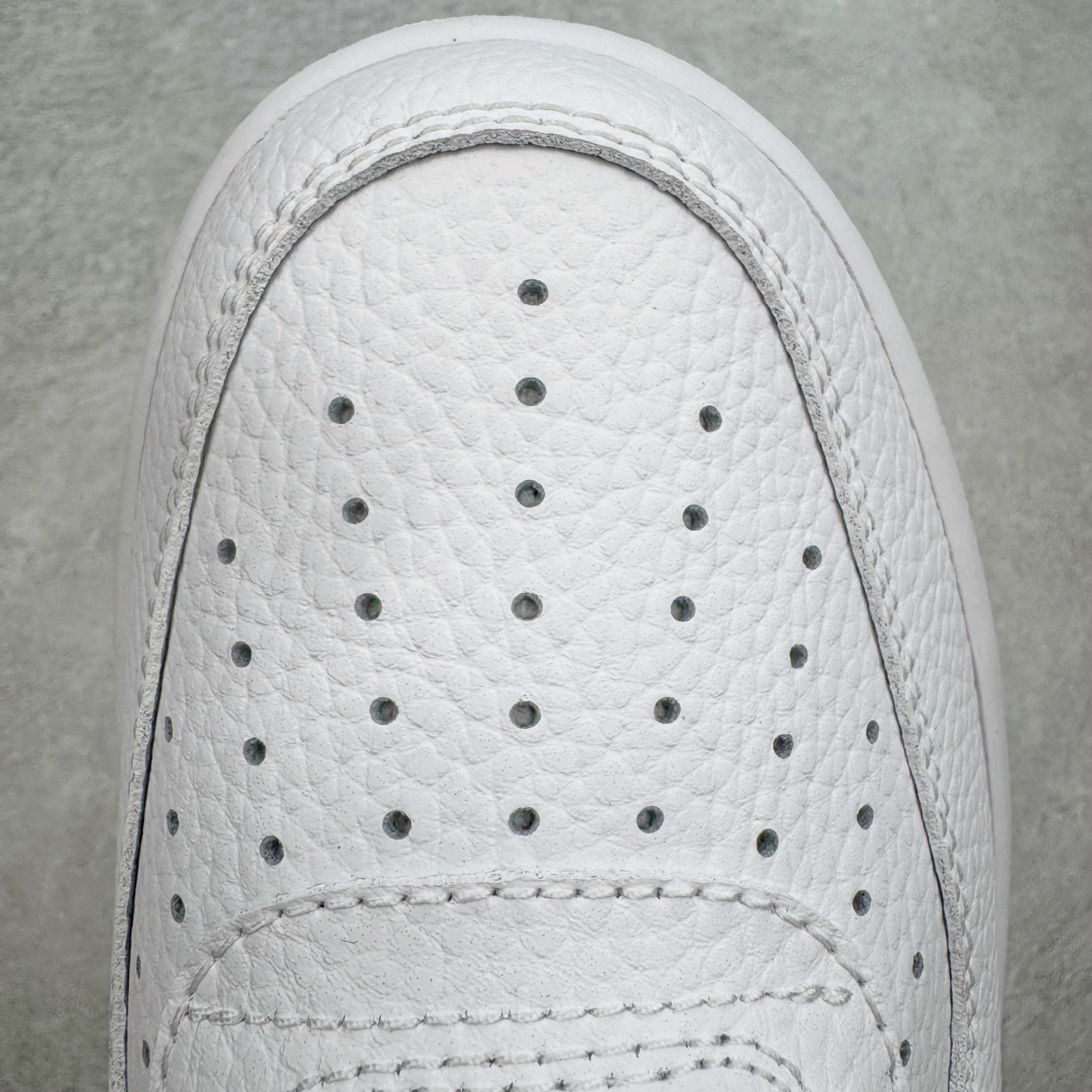 图片[14]-＃XT纯原 NK Air Force 1´07 Low 空军一号低帮百搭休闲运动板鞋 CW7581-101 顶级批次 2022全新楦头鞋型 鱼鳞大底 历时开发三个月 清洁度完美 二维码鞋标 内置芯片及solo气垫 大底高度及其弧度依照正品 钢印 logo刺绣 鞋口弧度 鞋头长度 鞋面冲孔 鞋垫背胶及钢印 完美鞋型对比正品 每一处都是细节满满 柔软、弹性十足的缓震性能和出色的中底设计 横跨复古与现代的外型结合 造就出风靡全球 三十多年的Force 1 直到今天还深受青睐 实拍调校N版已经零色差零失真 百分百还原实物色彩所见即所得 不存在货不对板色差等低级问题 选购参考实物拍摄 不混卖不参货 只用心做好货严格选品 承诺混一赔十 尺码：36 36.5 37.5 38 38.5 39 40 40.5 41 42 42.5 43 44 44.5 45-选品中心