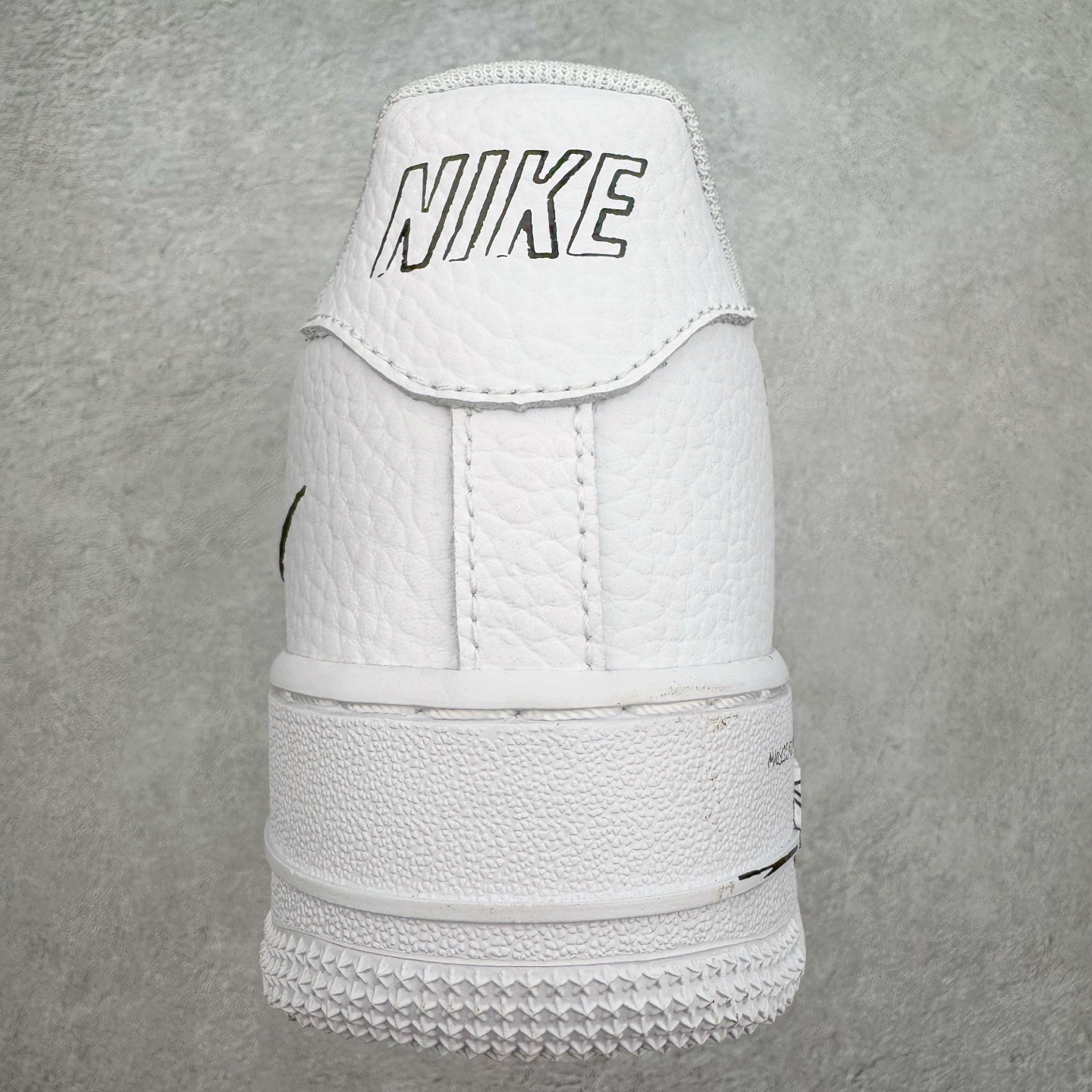 图片[8]-＃XT纯原 NK Air Force 1´07 Low 空军一号低帮百搭休闲运动板鞋 CW7581-101 顶级批次 2022全新楦头鞋型 鱼鳞大底 历时开发三个月 清洁度完美 二维码鞋标 内置芯片及solo气垫 大底高度及其弧度依照正品 钢印 logo刺绣 鞋口弧度 鞋头长度 鞋面冲孔 鞋垫背胶及钢印 完美鞋型对比正品 每一处都是细节满满 柔软、弹性十足的缓震性能和出色的中底设计 横跨复古与现代的外型结合 造就出风靡全球 三十多年的Force 1 直到今天还深受青睐 实拍调校N版已经零色差零失真 百分百还原实物色彩所见即所得 不存在货不对板色差等低级问题 选购参考实物拍摄 不混卖不参货 只用心做好货严格选品 承诺混一赔十 尺码：36 36.5 37.5 38 38.5 39 40 40.5 41 42 42.5 43 44 44.5 45-选品中心