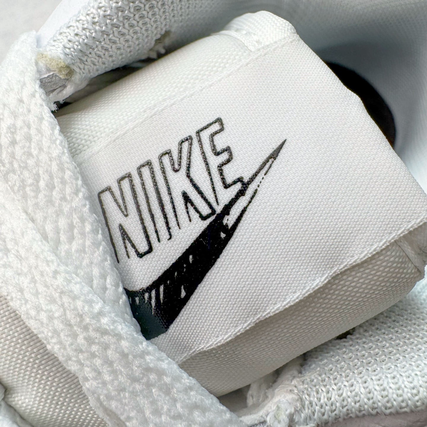 图片[13]-＃XT纯原 NK Air Force 1´07 Low 空军一号低帮百搭休闲运动板鞋 CW7581-101 顶级批次 2022全新楦头鞋型 鱼鳞大底 历时开发三个月 清洁度完美 二维码鞋标 内置芯片及solo气垫 大底高度及其弧度依照正品 钢印 logo刺绣 鞋口弧度 鞋头长度 鞋面冲孔 鞋垫背胶及钢印 完美鞋型对比正品 每一处都是细节满满 柔软、弹性十足的缓震性能和出色的中底设计 横跨复古与现代的外型结合 造就出风靡全球 三十多年的Force 1 直到今天还深受青睐 实拍调校N版已经零色差零失真 百分百还原实物色彩所见即所得 不存在货不对板色差等低级问题 选购参考实物拍摄 不混卖不参货 只用心做好货严格选品 承诺混一赔十 尺码：36 36.5 37.5 38 38.5 39 40 40.5 41 42 42.5 43 44 44.5 45-选品中心