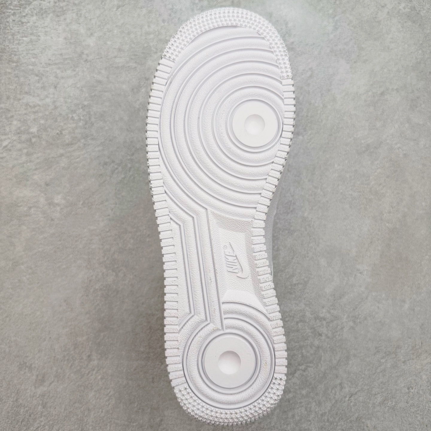 图片[9]-＃XT纯原 NK Air Force 1´07 Low 空军一号低帮百搭休闲运动板鞋 CW7581-101 顶级批次 2022全新楦头鞋型 鱼鳞大底 历时开发三个月 清洁度完美 二维码鞋标 内置芯片及solo气垫 大底高度及其弧度依照正品 钢印 logo刺绣 鞋口弧度 鞋头长度 鞋面冲孔 鞋垫背胶及钢印 完美鞋型对比正品 每一处都是细节满满 柔软、弹性十足的缓震性能和出色的中底设计 横跨复古与现代的外型结合 造就出风靡全球 三十多年的Force 1 直到今天还深受青睐 实拍调校N版已经零色差零失真 百分百还原实物色彩所见即所得 不存在货不对板色差等低级问题 选购参考实物拍摄 不混卖不参货 只用心做好货严格选品 承诺混一赔十 尺码：36 36.5 37.5 38 38.5 39 40 40.5 41 42 42.5 43 44 44.5 45-选品中心