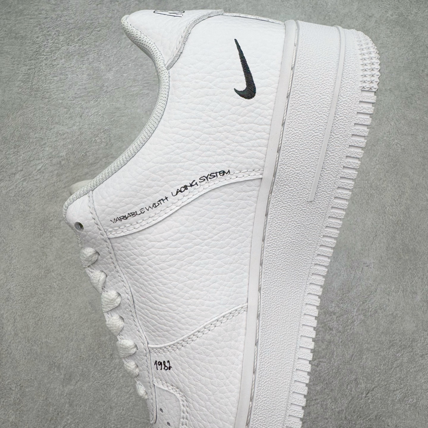 图片[7]-＃XT纯原 NK Air Force 1´07 Low 空军一号低帮百搭休闲运动板鞋 CW7581-101 顶级批次 2022全新楦头鞋型 鱼鳞大底 历时开发三个月 清洁度完美 二维码鞋标 内置芯片及solo气垫 大底高度及其弧度依照正品 钢印 logo刺绣 鞋口弧度 鞋头长度 鞋面冲孔 鞋垫背胶及钢印 完美鞋型对比正品 每一处都是细节满满 柔软、弹性十足的缓震性能和出色的中底设计 横跨复古与现代的外型结合 造就出风靡全球 三十多年的Force 1 直到今天还深受青睐 实拍调校N版已经零色差零失真 百分百还原实物色彩所见即所得 不存在货不对板色差等低级问题 选购参考实物拍摄 不混卖不参货 只用心做好货严格选品 承诺混一赔十 尺码：36 36.5 37.5 38 38.5 39 40 40.5 41 42 42.5 43 44 44.5 45-选品中心