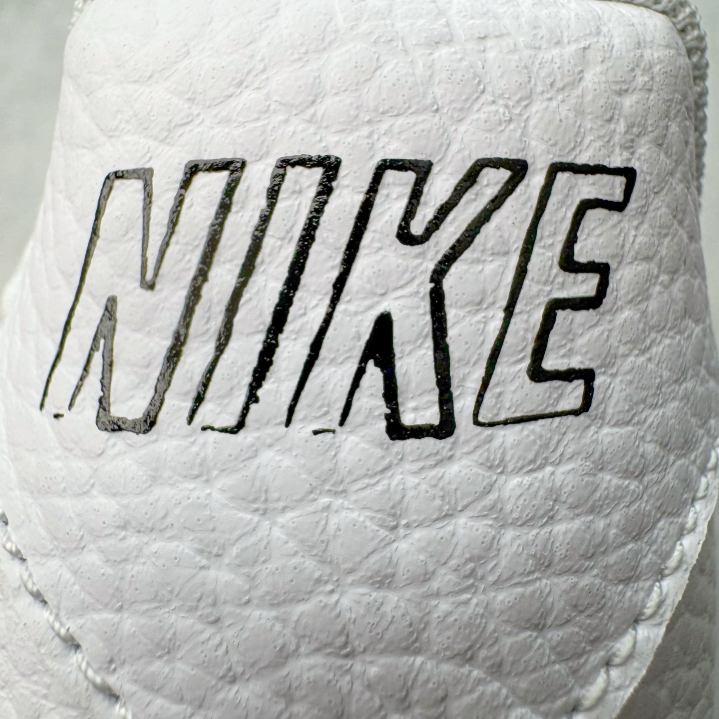 图片[10]-＃XT纯原 NK Air Force 1´07 Low 空军一号低帮百搭休闲运动板鞋 CW7581-101 顶级批次 2022全新楦头鞋型 鱼鳞大底 历时开发三个月 清洁度完美 二维码鞋标 内置芯片及solo气垫 大底高度及其弧度依照正品 钢印 logo刺绣 鞋口弧度 鞋头长度 鞋面冲孔 鞋垫背胶及钢印 完美鞋型对比正品 每一处都是细节满满 柔软、弹性十足的缓震性能和出色的中底设计 横跨复古与现代的外型结合 造就出风靡全球 三十多年的Force 1 直到今天还深受青睐 实拍调校N版已经零色差零失真 百分百还原实物色彩所见即所得 不存在货不对板色差等低级问题 选购参考实物拍摄 不混卖不参货 只用心做好货严格选品 承诺混一赔十 尺码：36 36.5 37.5 38 38.5 39 40 40.5 41 42 42.5 43 44 44.5 45-选品中心